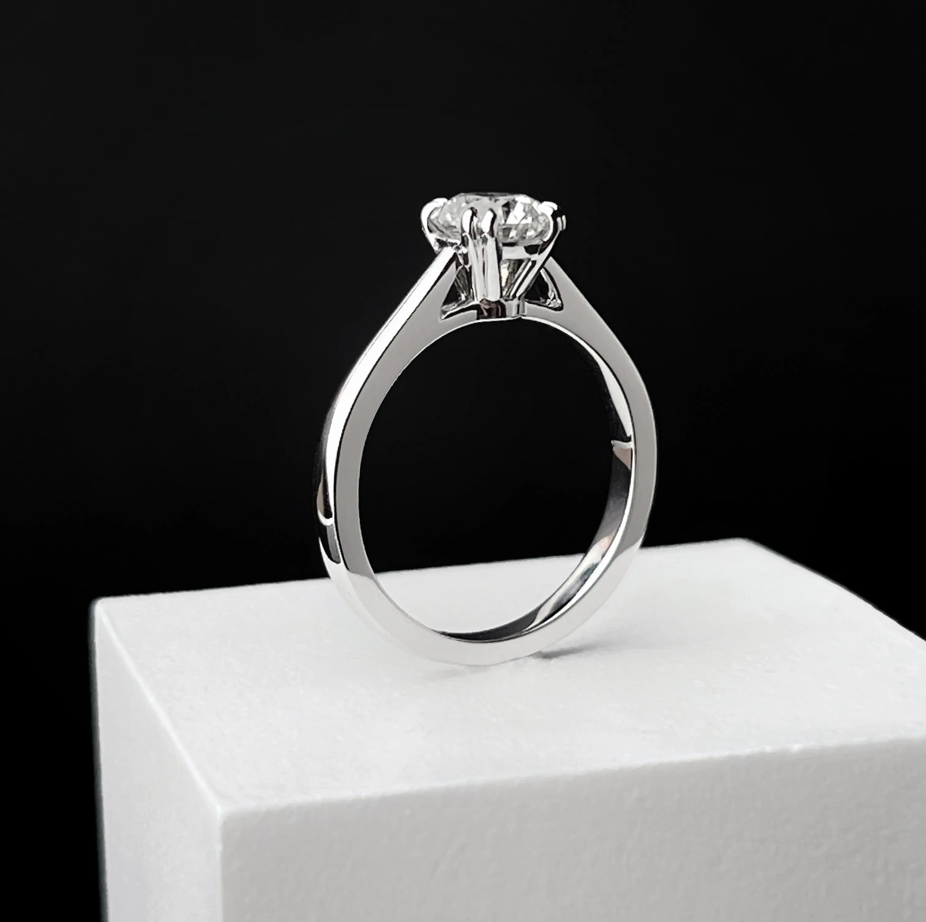 Каблучка "Winston" з діамантом 1 карат з білого золота 18k GIA