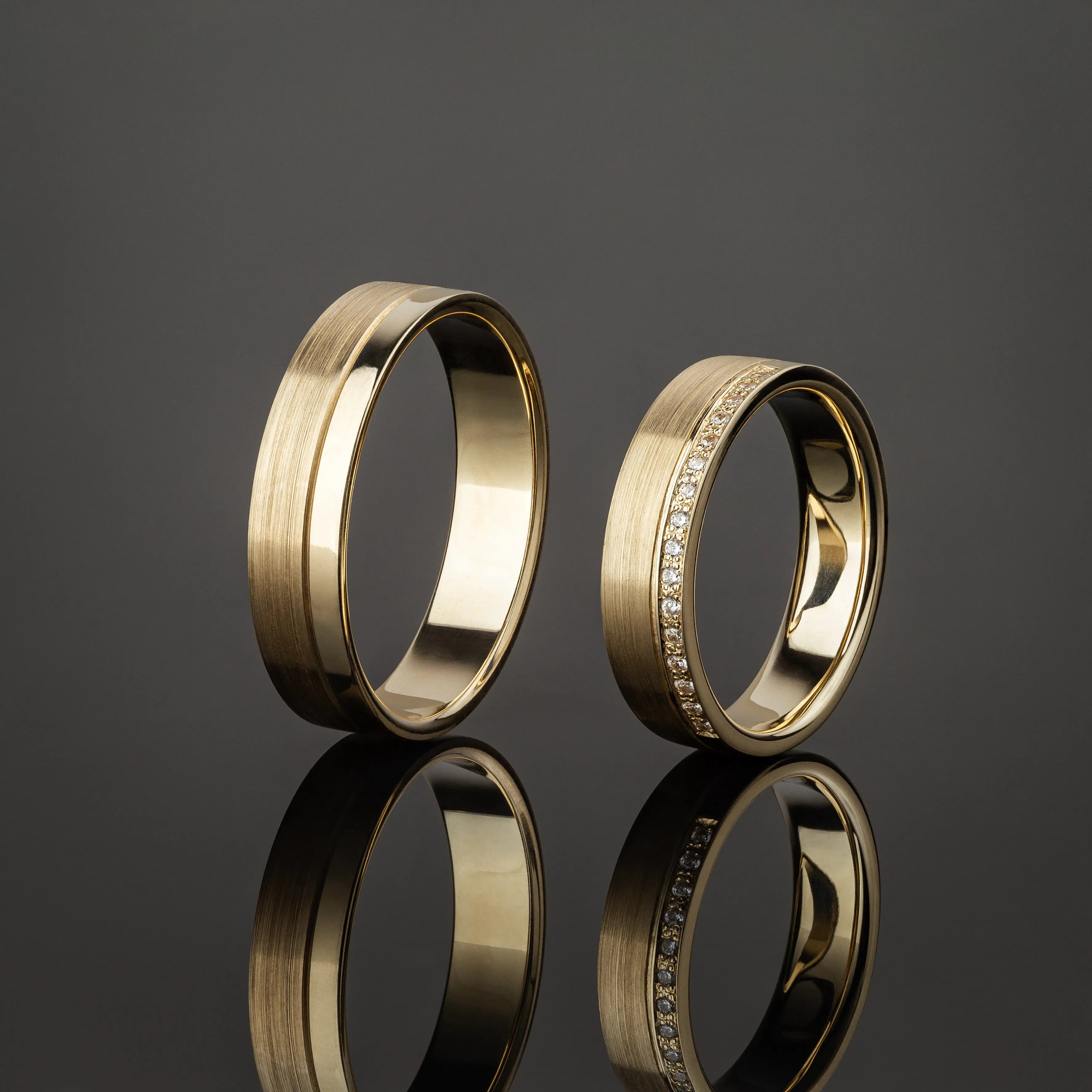 Пара обручок "Місячна дорога" з матуванням з жовтого золота 460-0105_400-0105