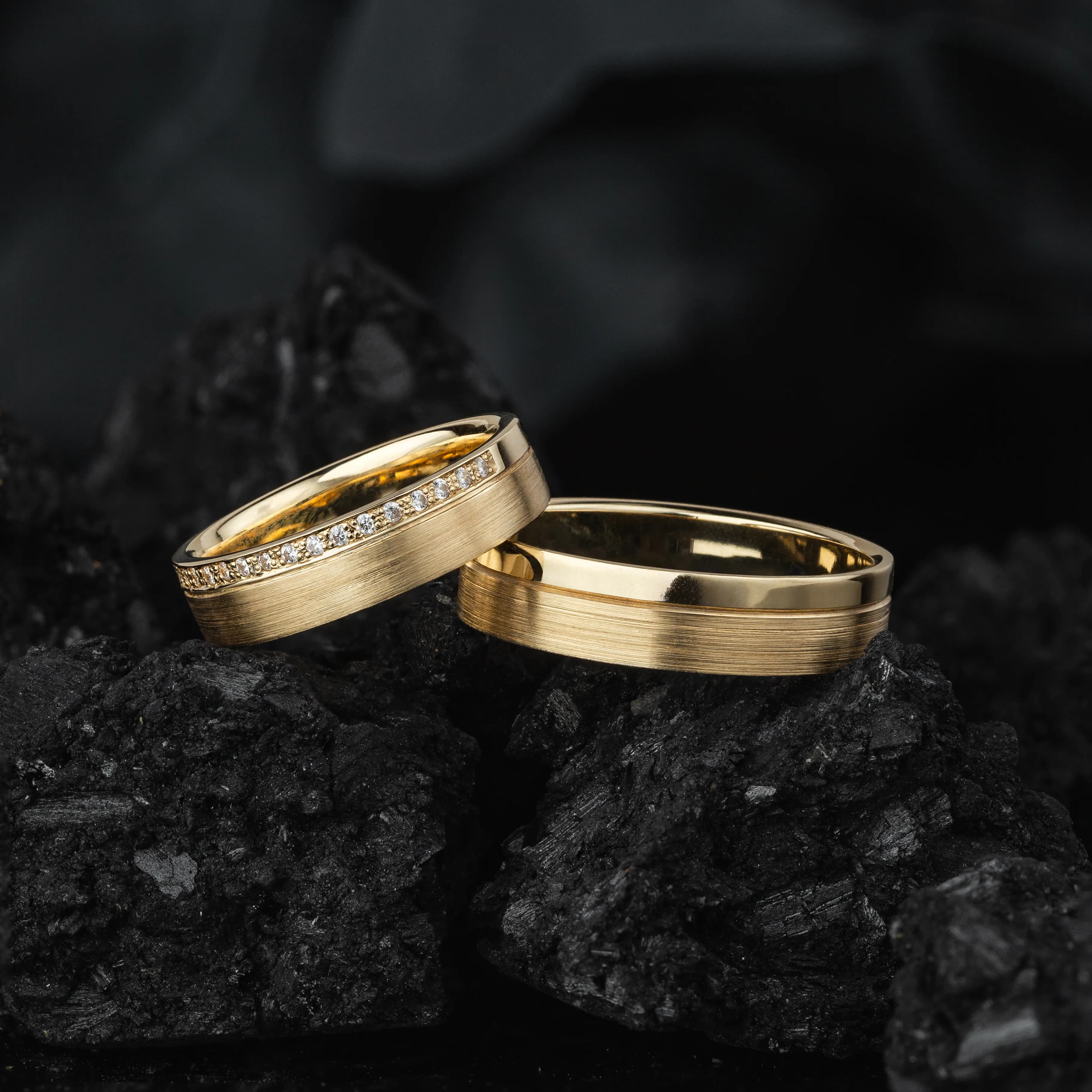 Пара обручок "Місячна дорога" з матуванням з жовтого золота 460-0105_400-0105