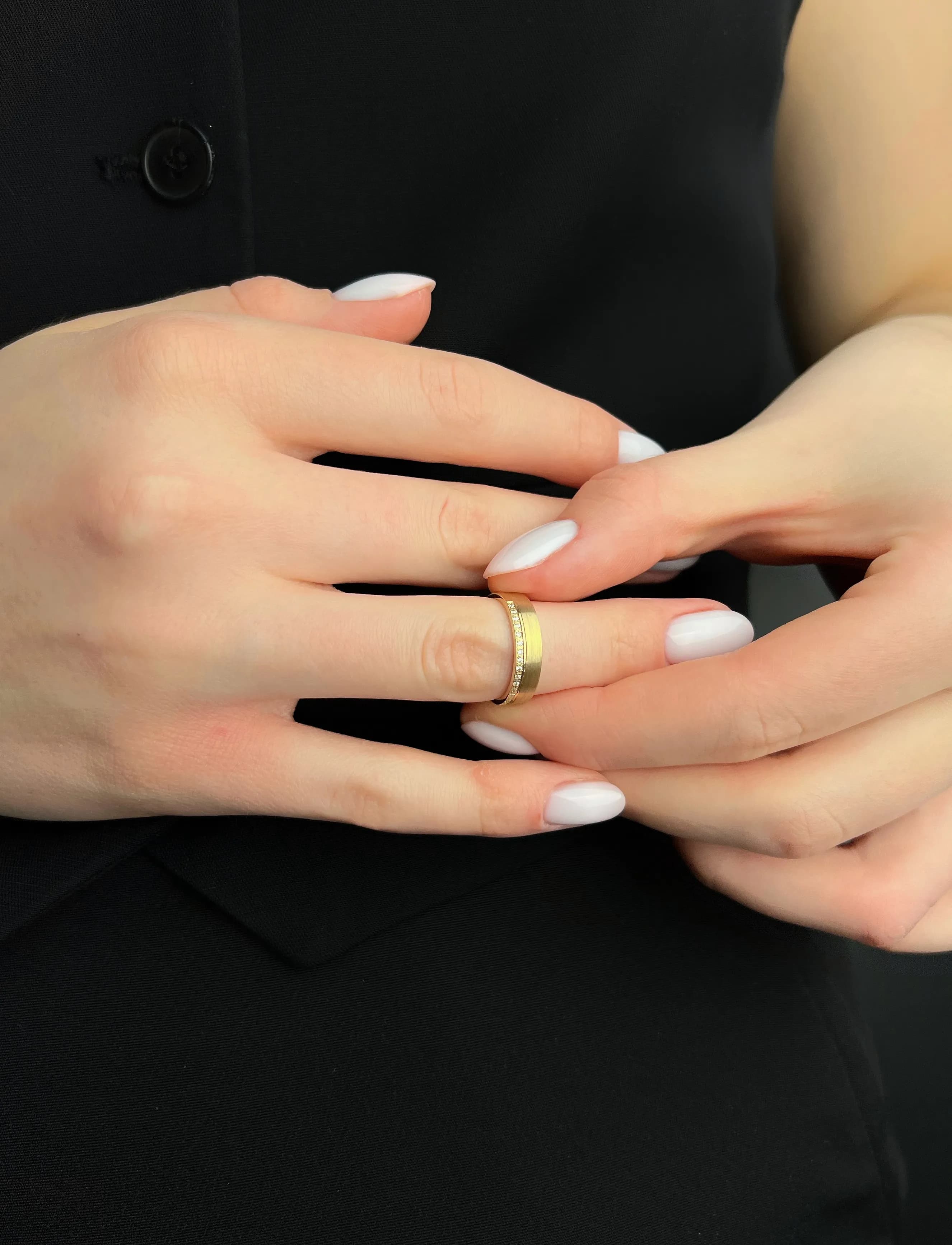 Пара обручок "Місячна дорога" з матуванням з жовтого золота 460-0105_400-0105