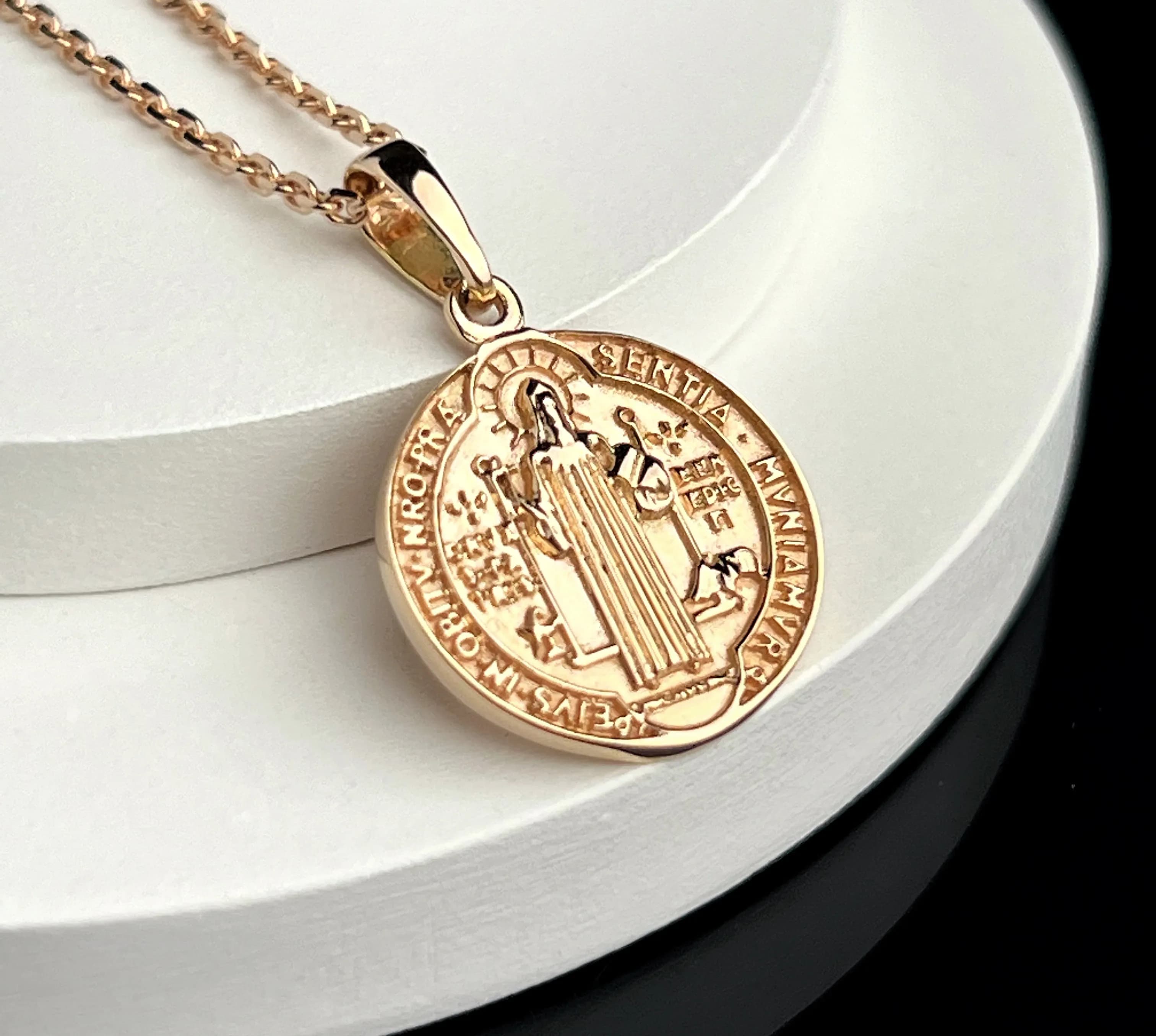 Медальйон Св. Бенедикта з червоного золота P10 15мм