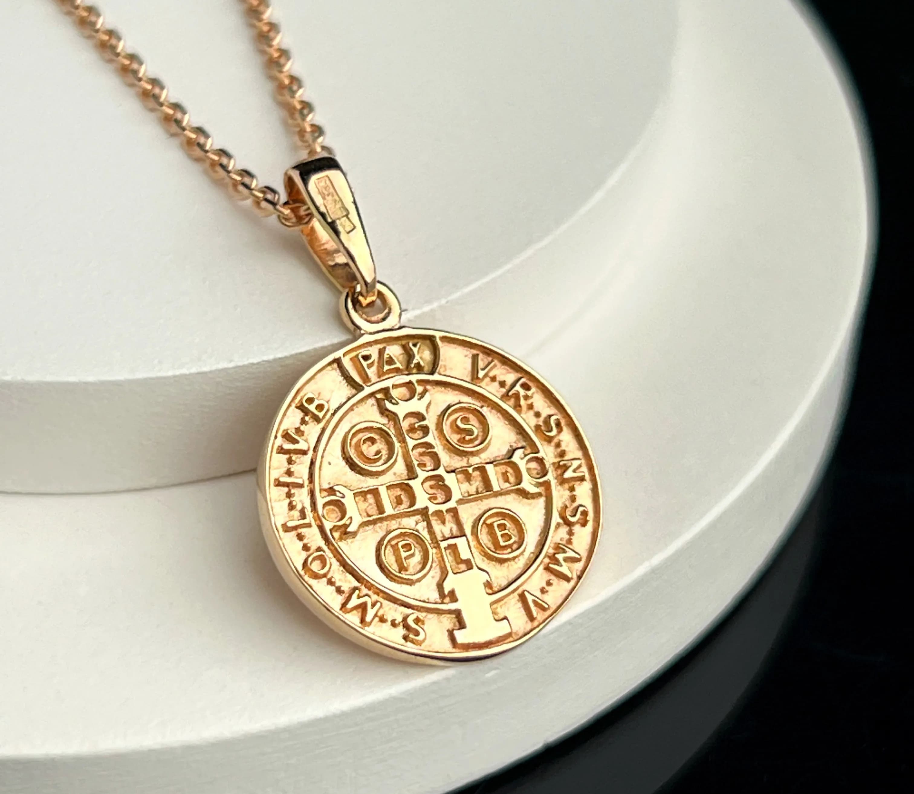 Медальйон Св. Бенедикта з червоного золота P10 15мм