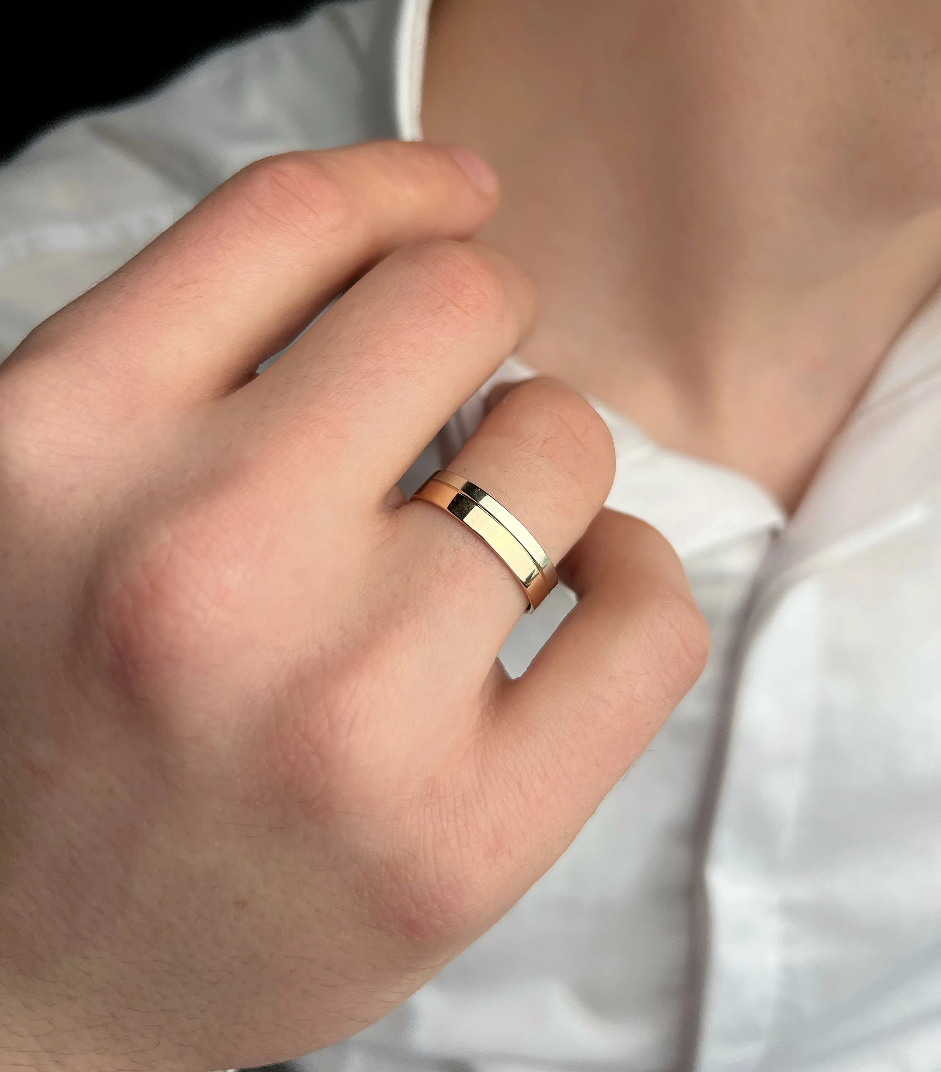 Пара обручок "Місячна дорога" з комбінованого золота 360-0105_300-0105