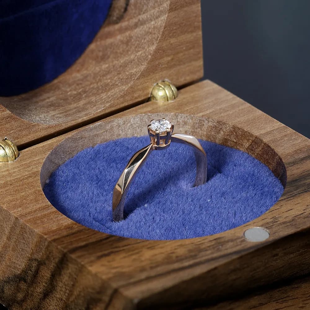 Каблучка з діамантом "Грані кохання" з червоного золота R11 3,2 014