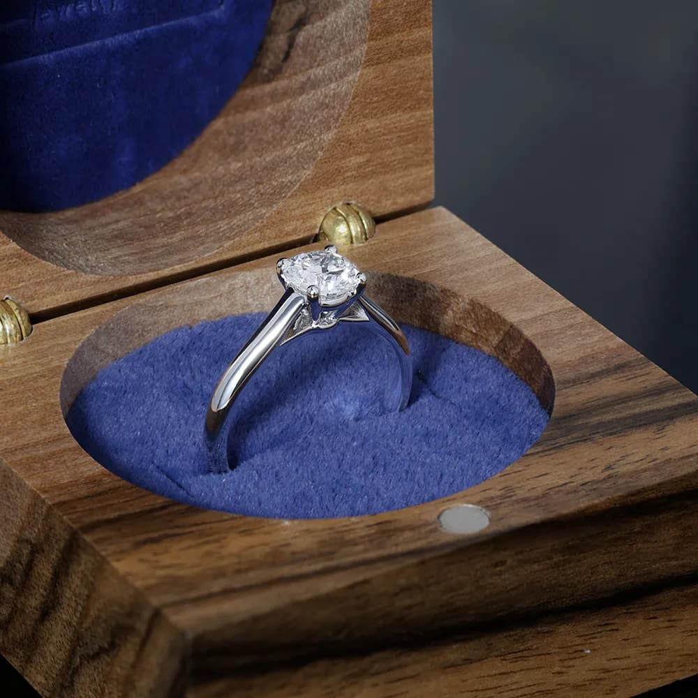 Каблучка з діамантом з білого золота Elegance R22 0,80ct 18K GIA