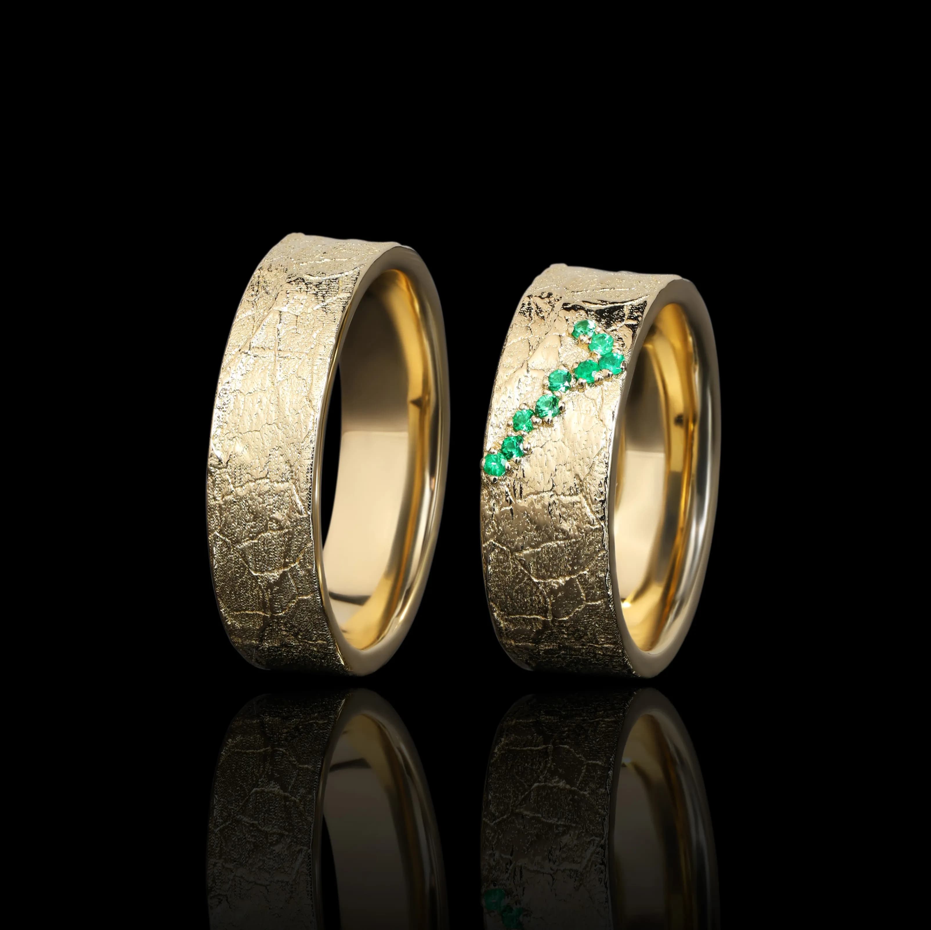 Обручка зі смарагдами з жовтого золота Атакама R49 Em