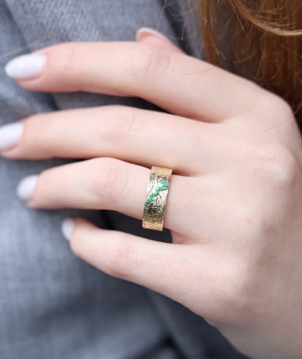 Обручка зі смарагдами з жовтого золота Атакама R49 Em