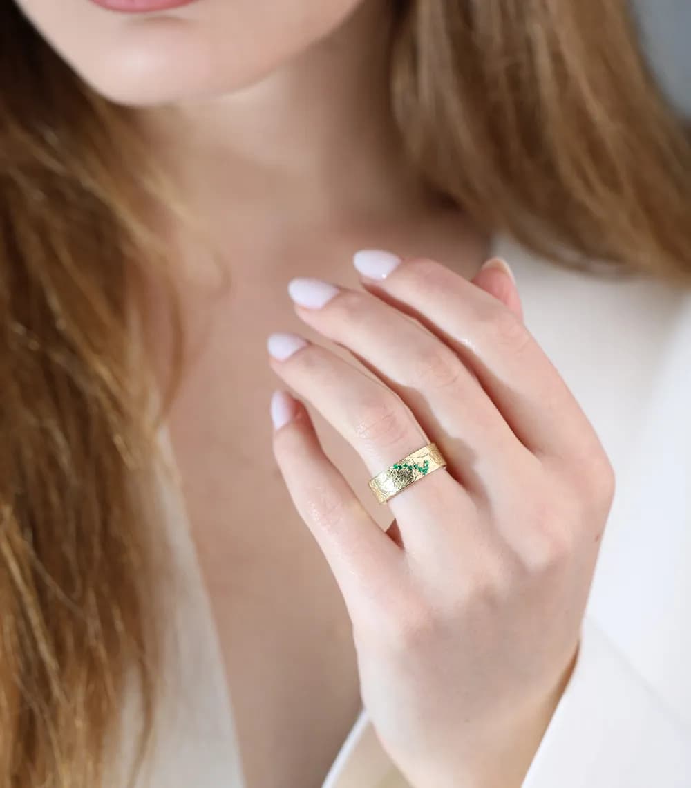 Обручка зі смарагдами з жовтого золота Атакама R49 Em