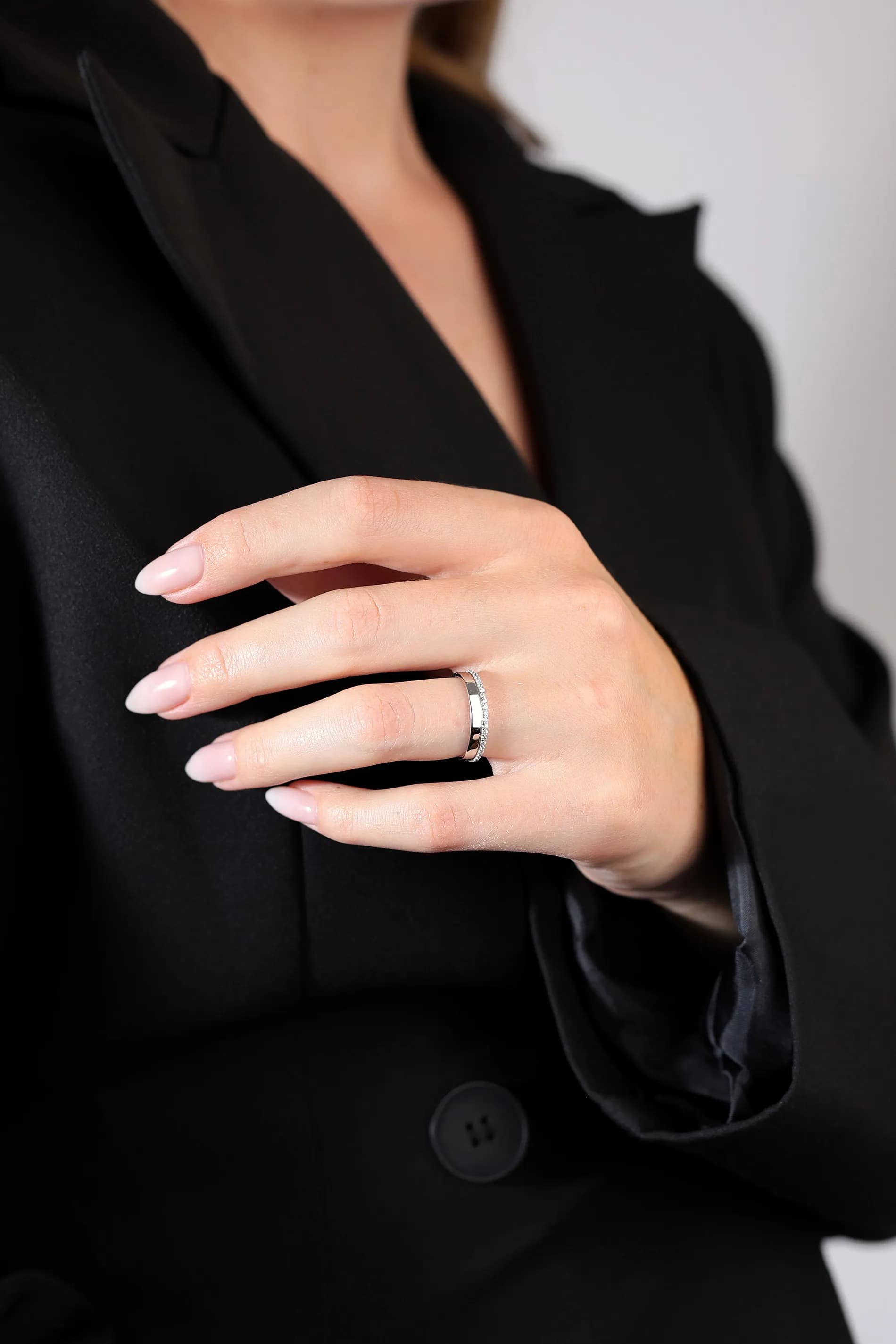 Обручка з кубічним цирконієм з білого золота  (17)