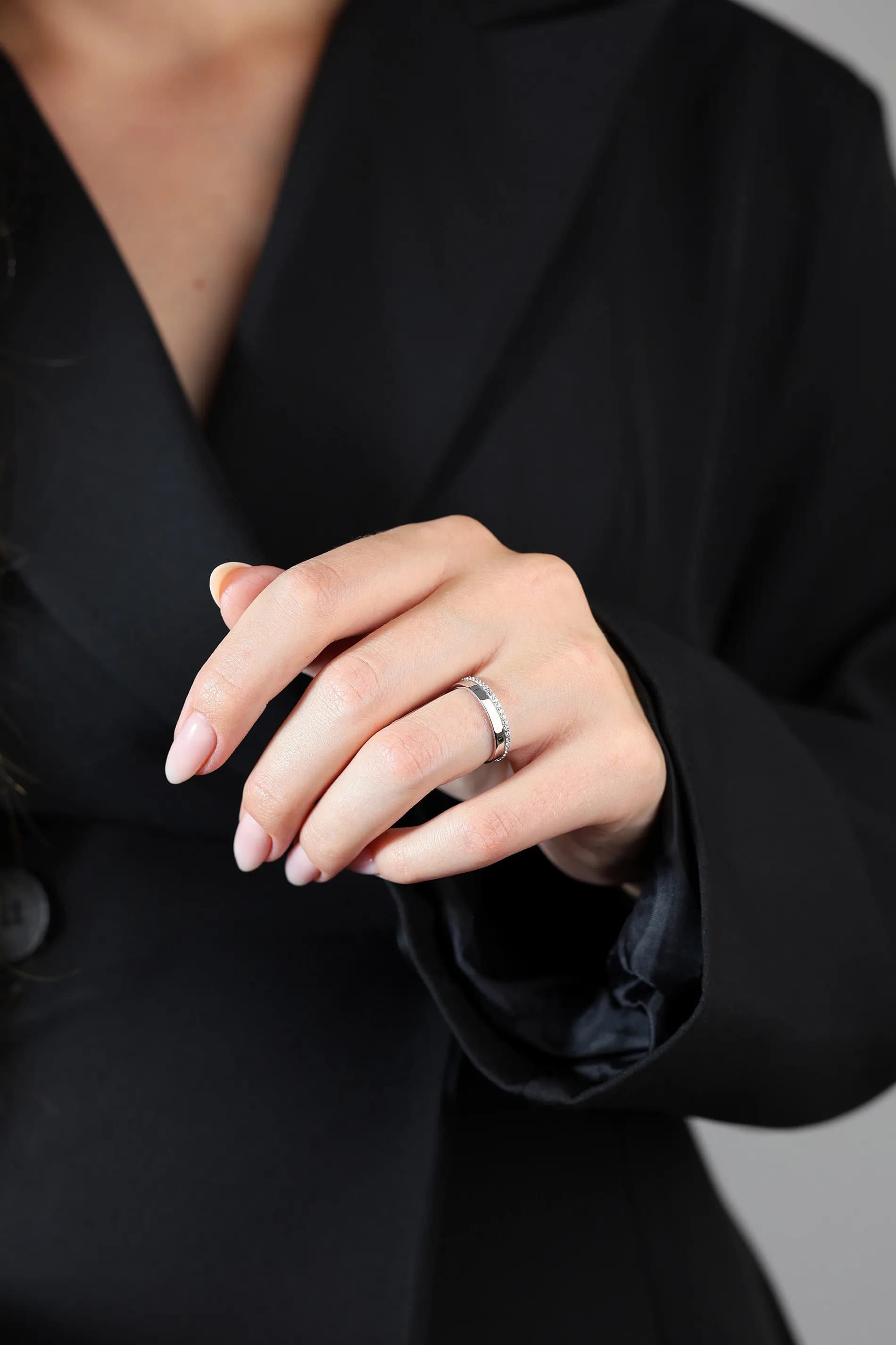 Обручка з кубічним цирконієм з білого золота  (17)