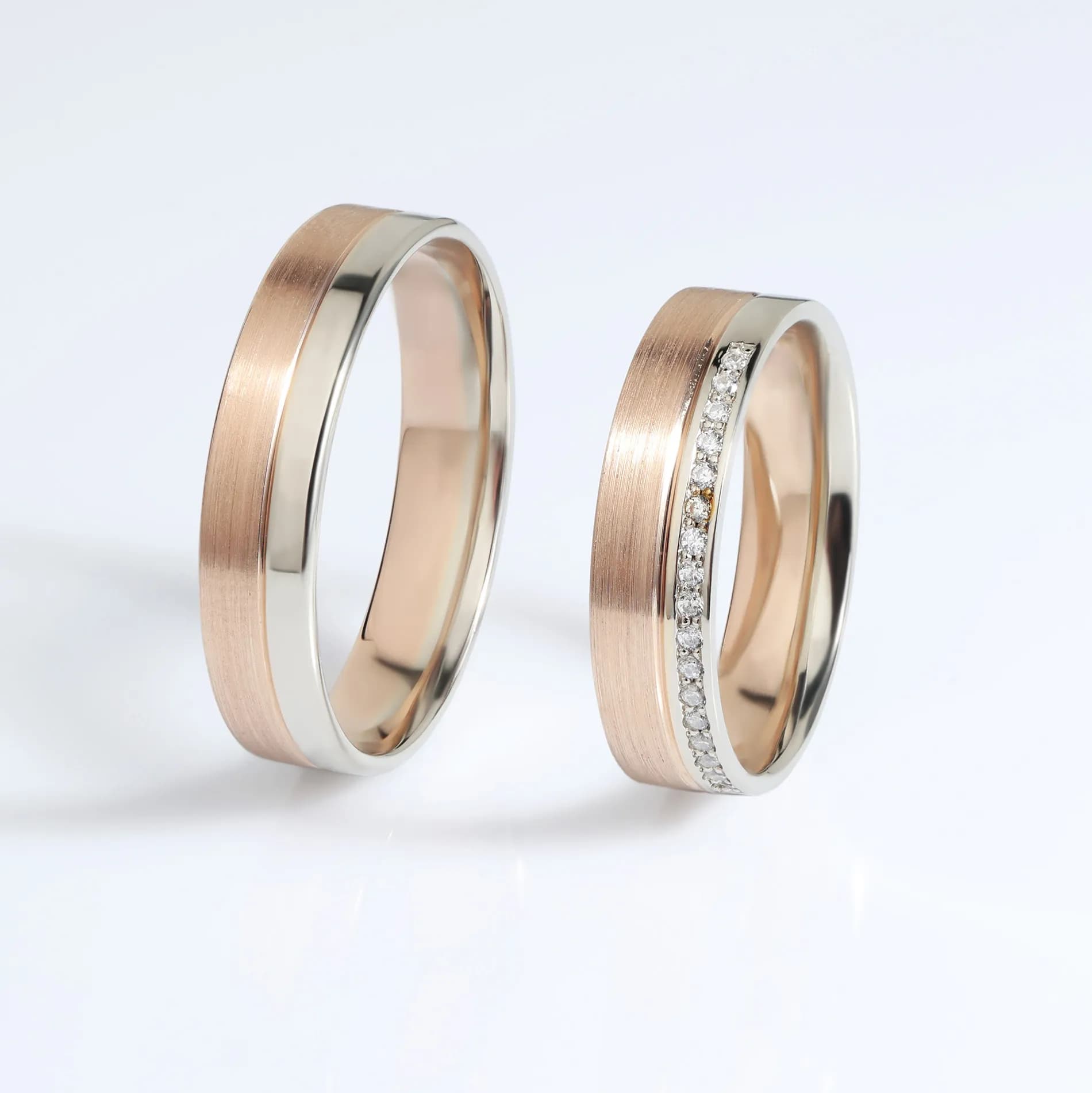 Пара обручок "Місячна дорога" з комбінованого золота з матуванням 360-0105_300-0105.01