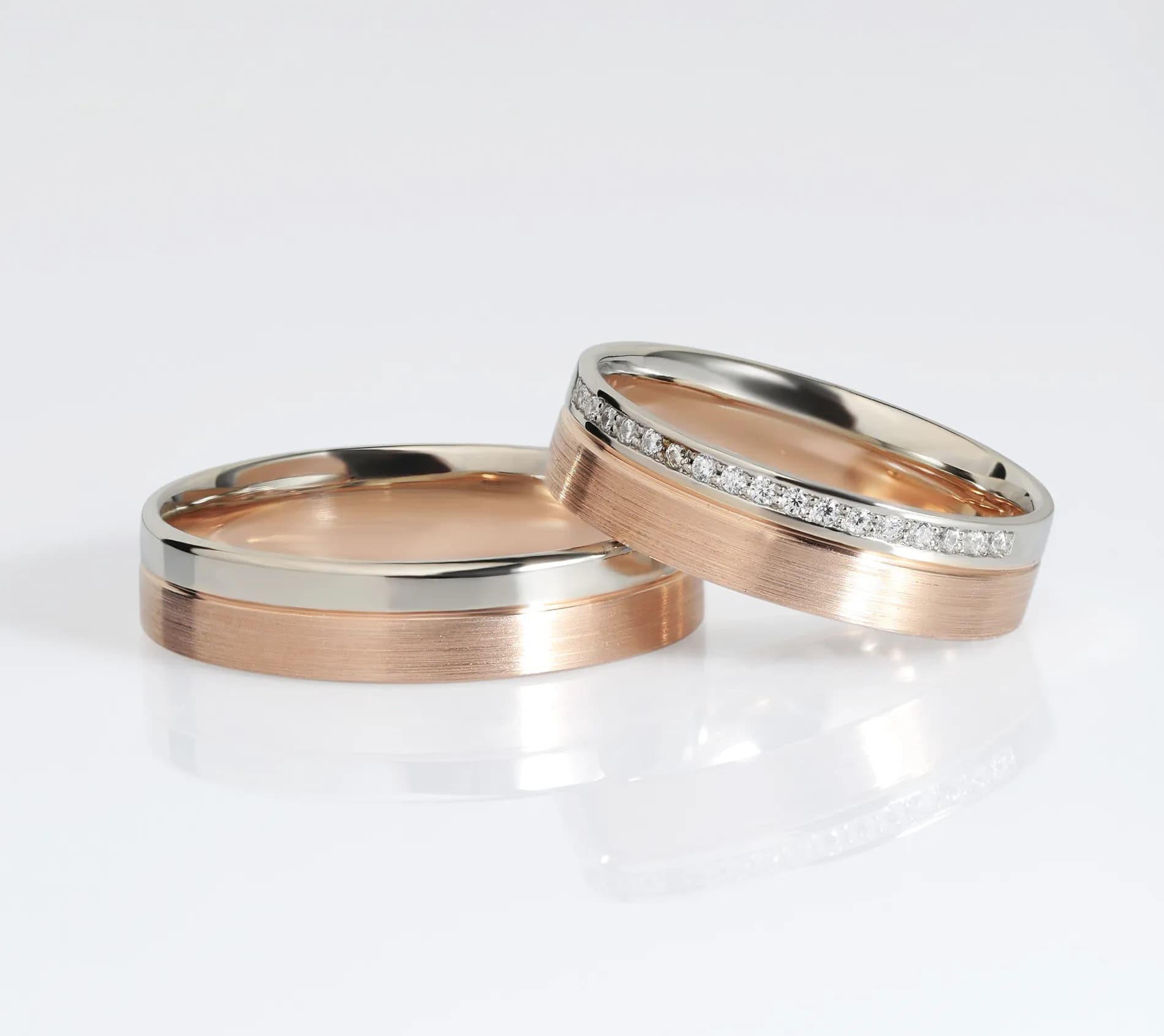 Пара обручок "Місячна дорога" з комбінованого золота з матуванням 360-0105_300-0105.01