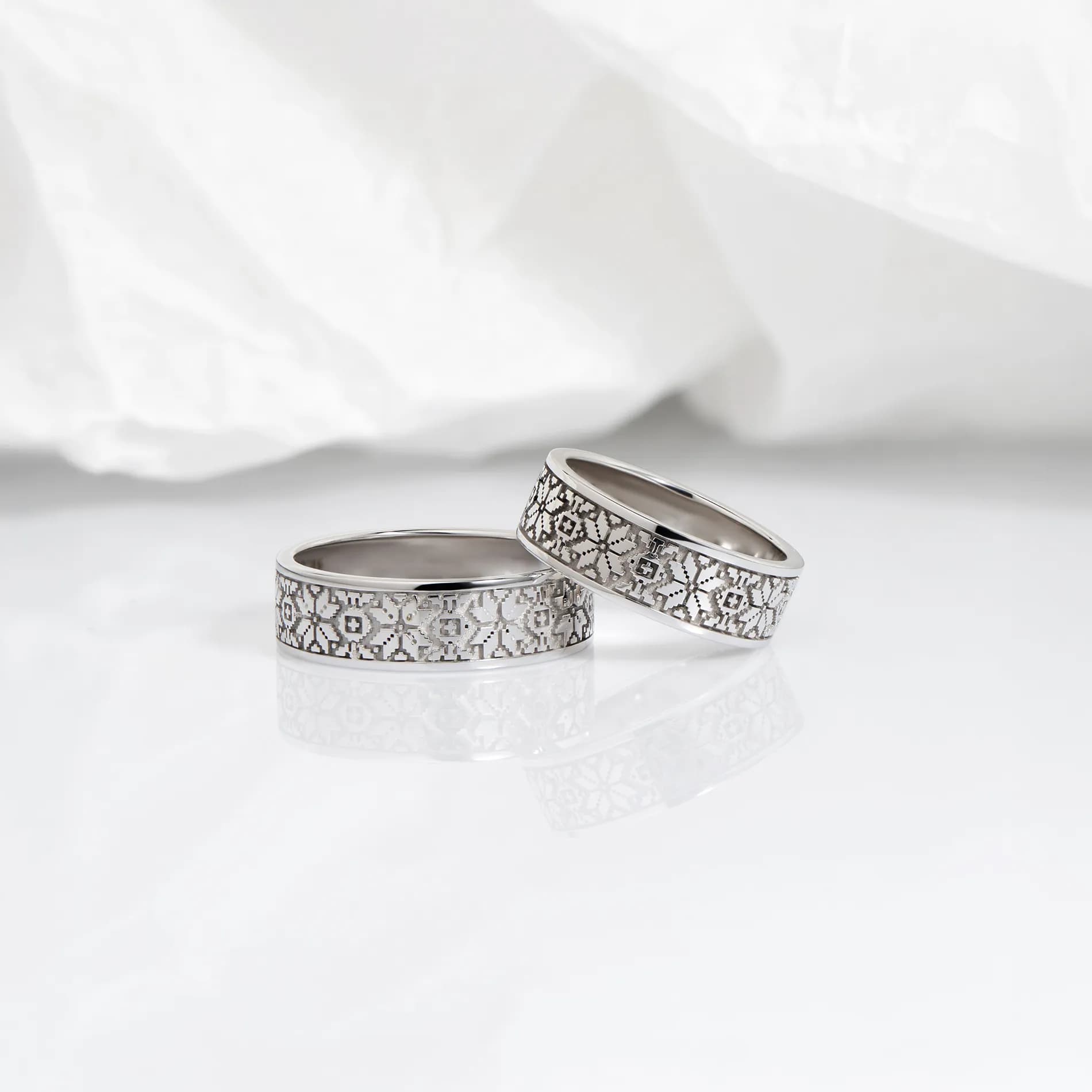 Обручка з вишиванкою з білого золота "Карпатська ніч" R2 (16,5)