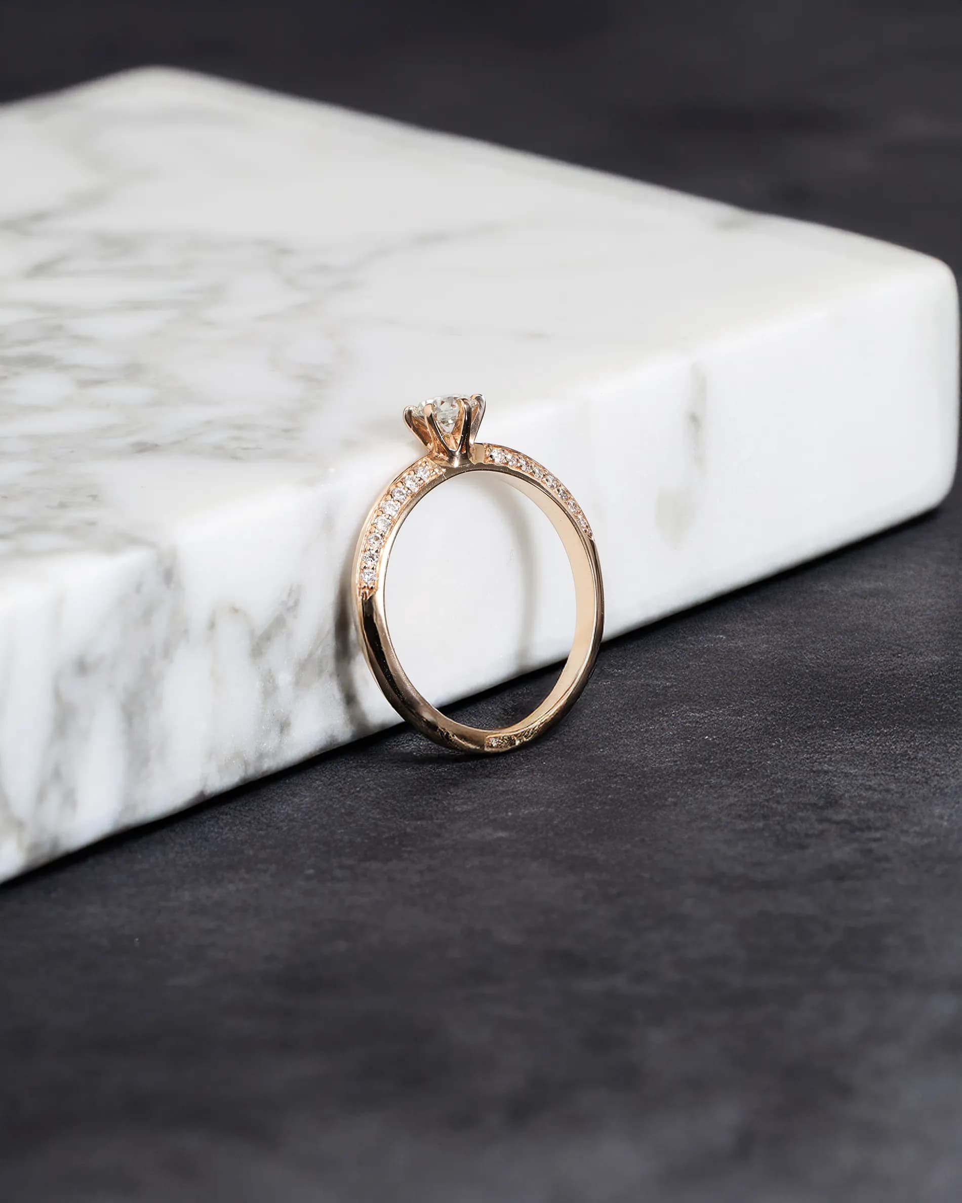 Заручальна каблучка з діамантом з червоного золота Монархія R12 (16,5)