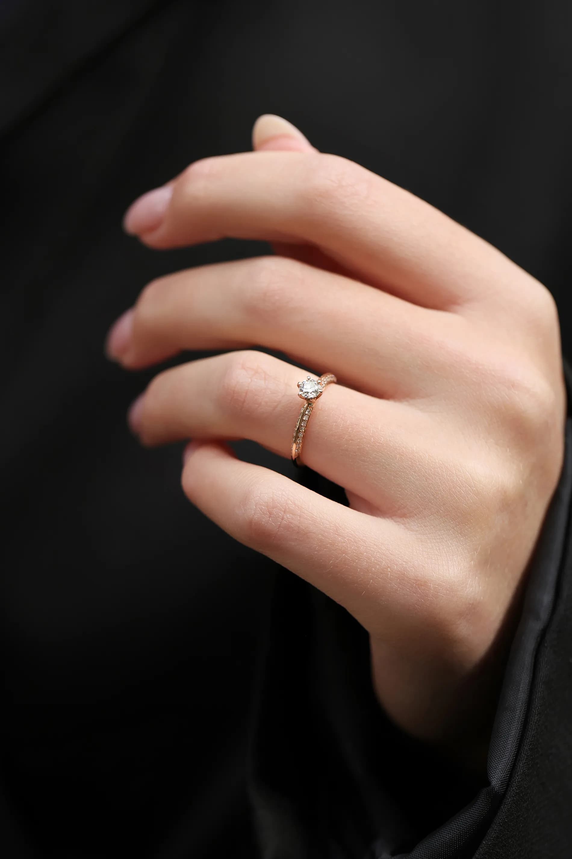 Заручальна каблучка з діамантом з червоного золота Монархія R12 (16,5)