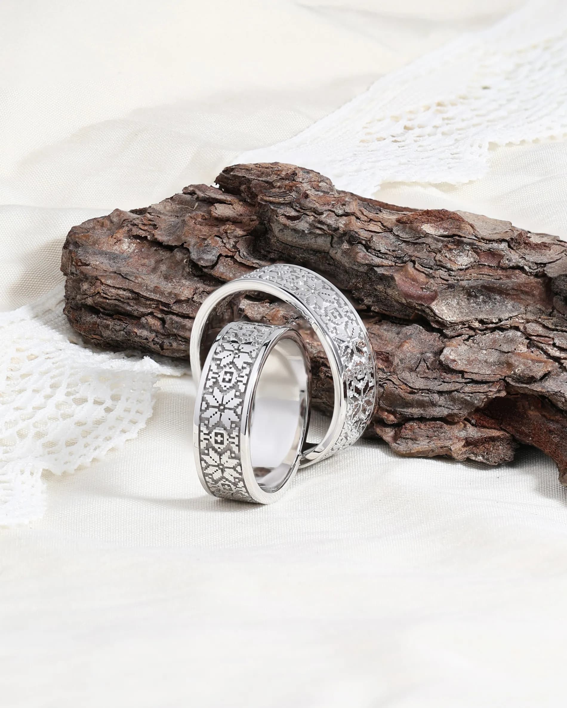 Пара обручок з вишиванкою з білого золота "Карпатська ніч" R2