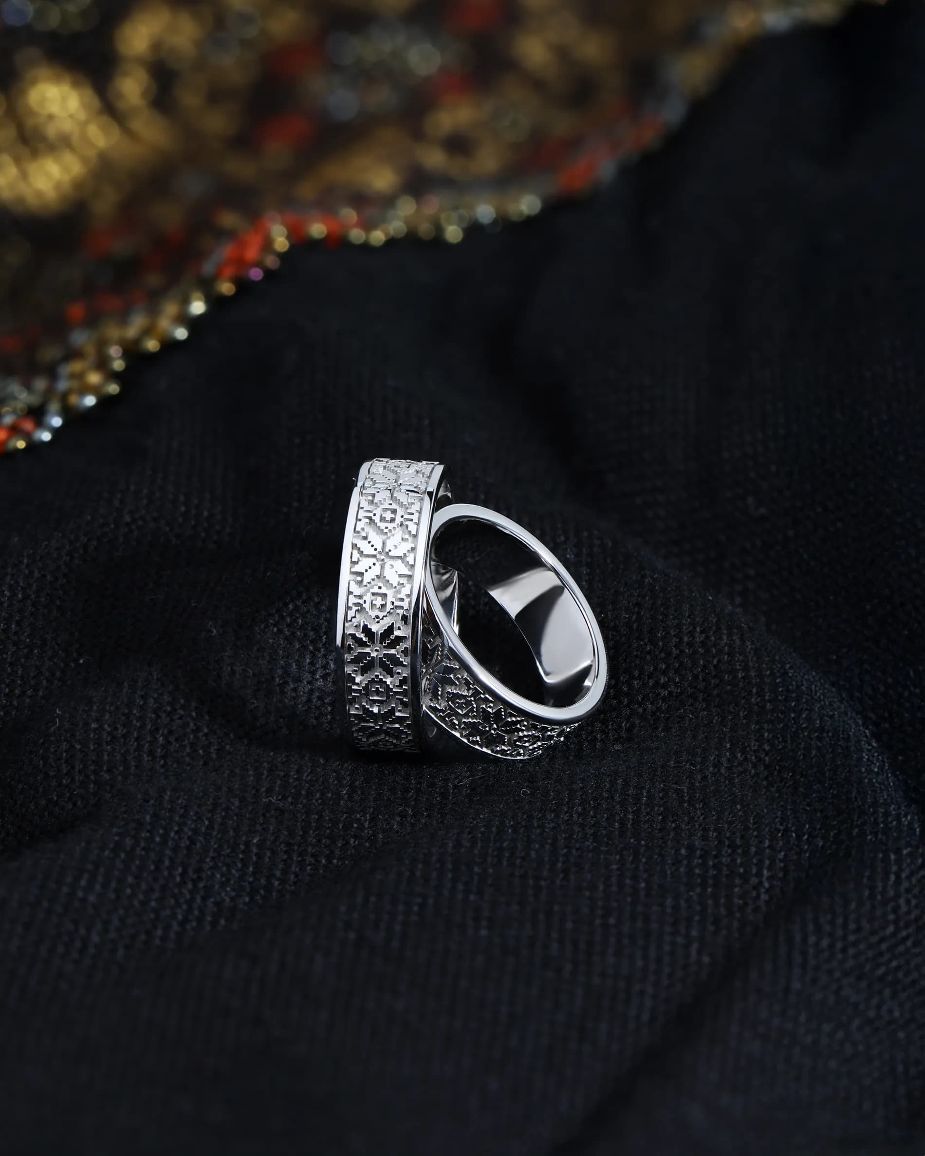 Пара обручок з вишиванкою з білого золота "Карпатська ніч" R2