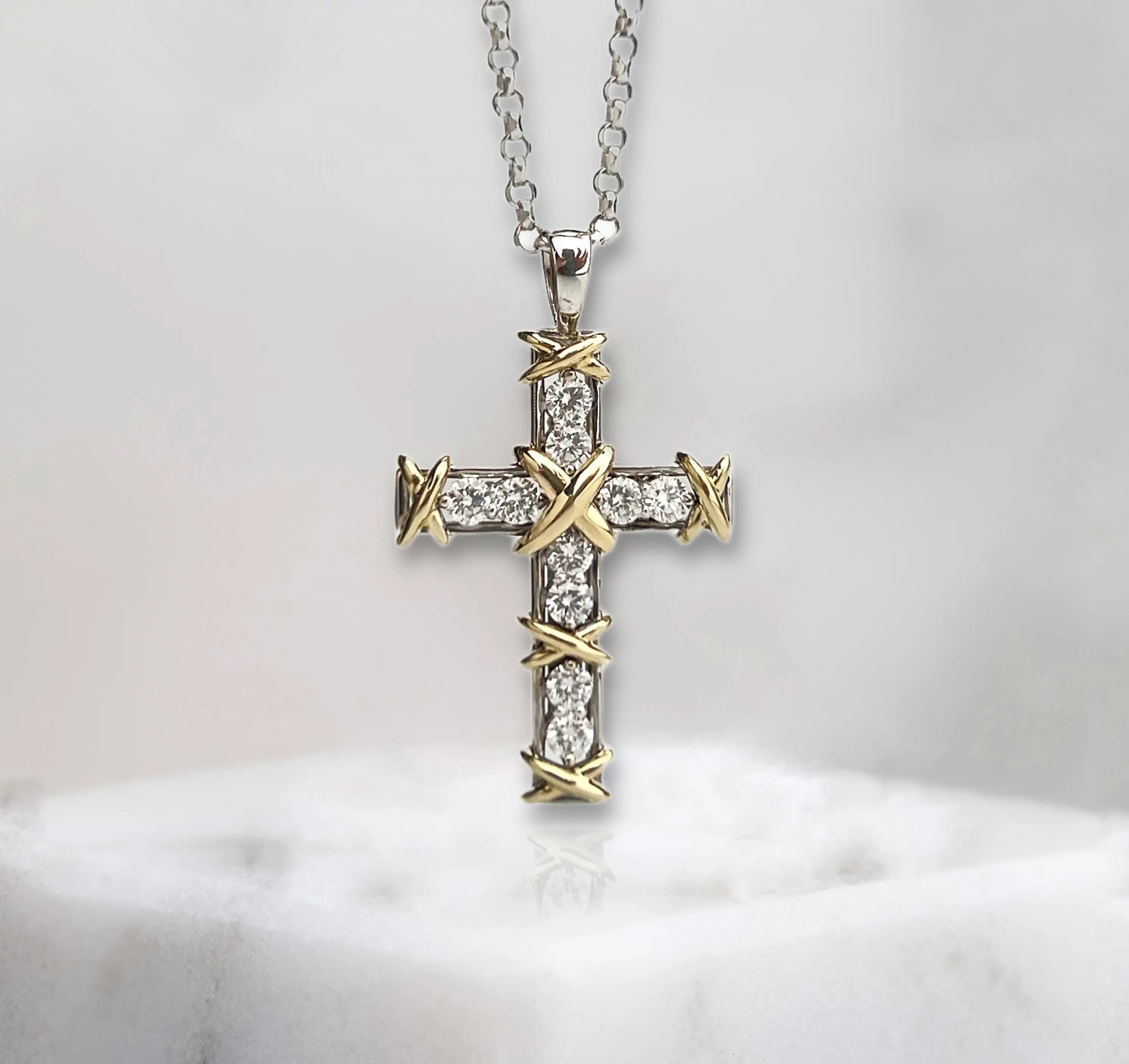 Хрестик з діамантами "Criss Cross" з комбінованого золота