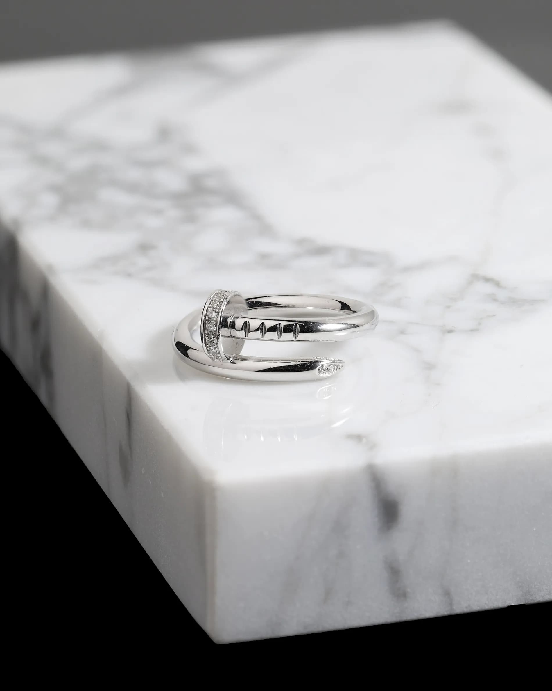 Перстень цвях з діамантами з білого золота Chateau de pierre R22 02