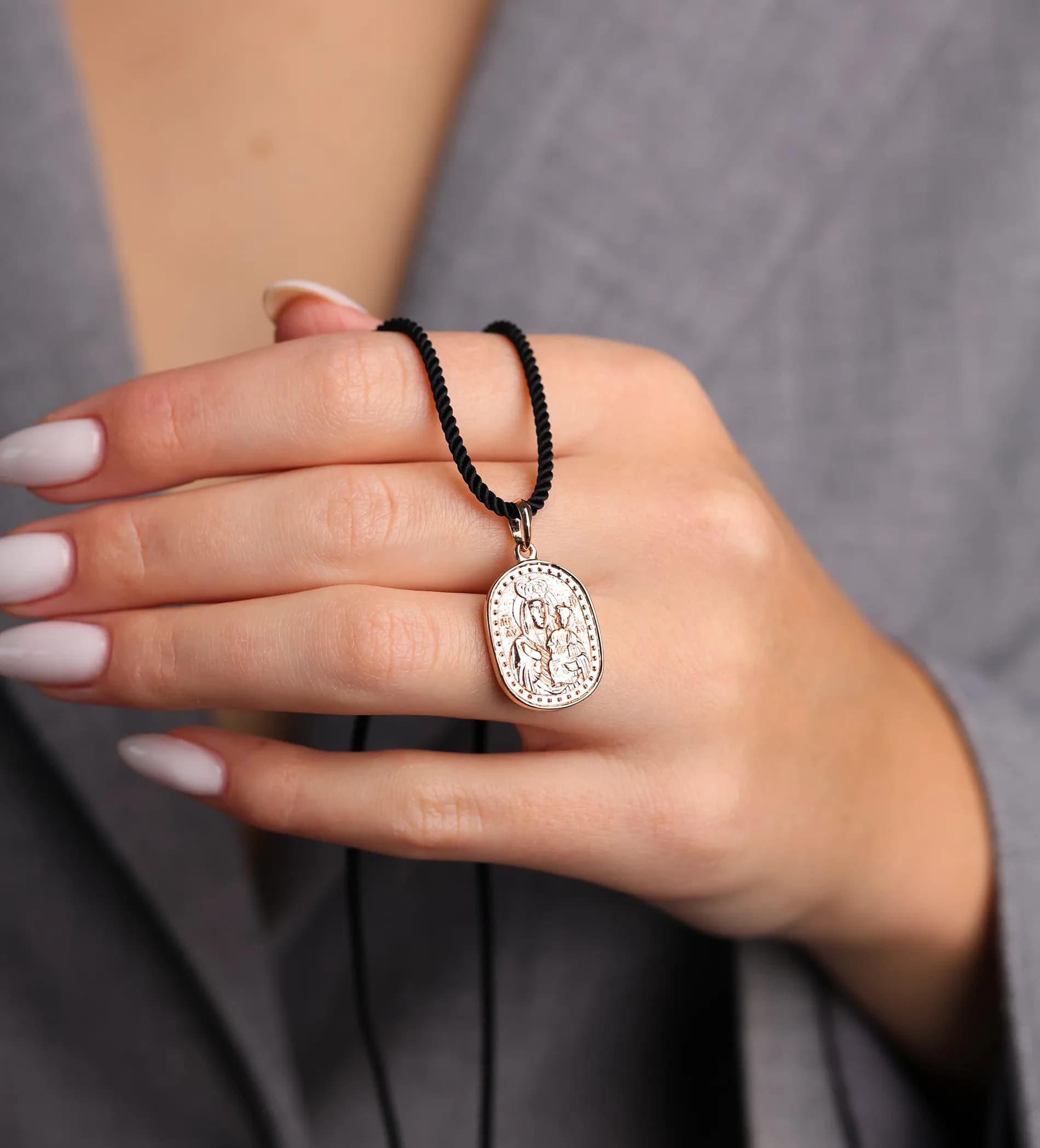 Золотий медальйон Зарваницької Богородиці з червоного золота P1,02