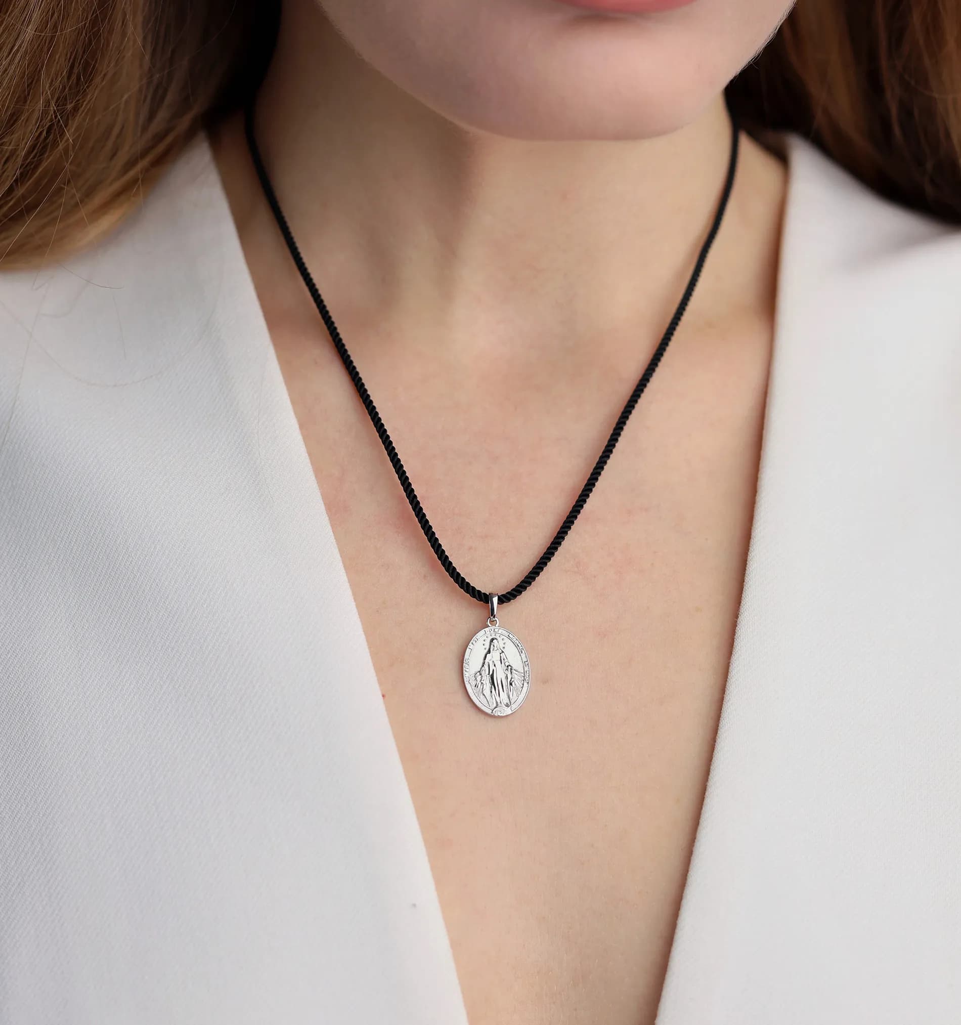 Медальйон Матері Божої Непорочного Зачаття з білого золота