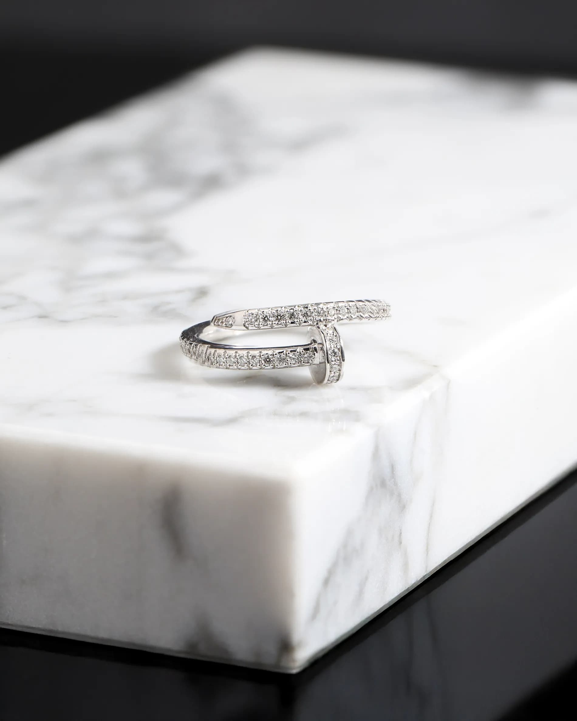 Перстень цвях з діамантами з білого золота Chateau de pierre R22 1,0