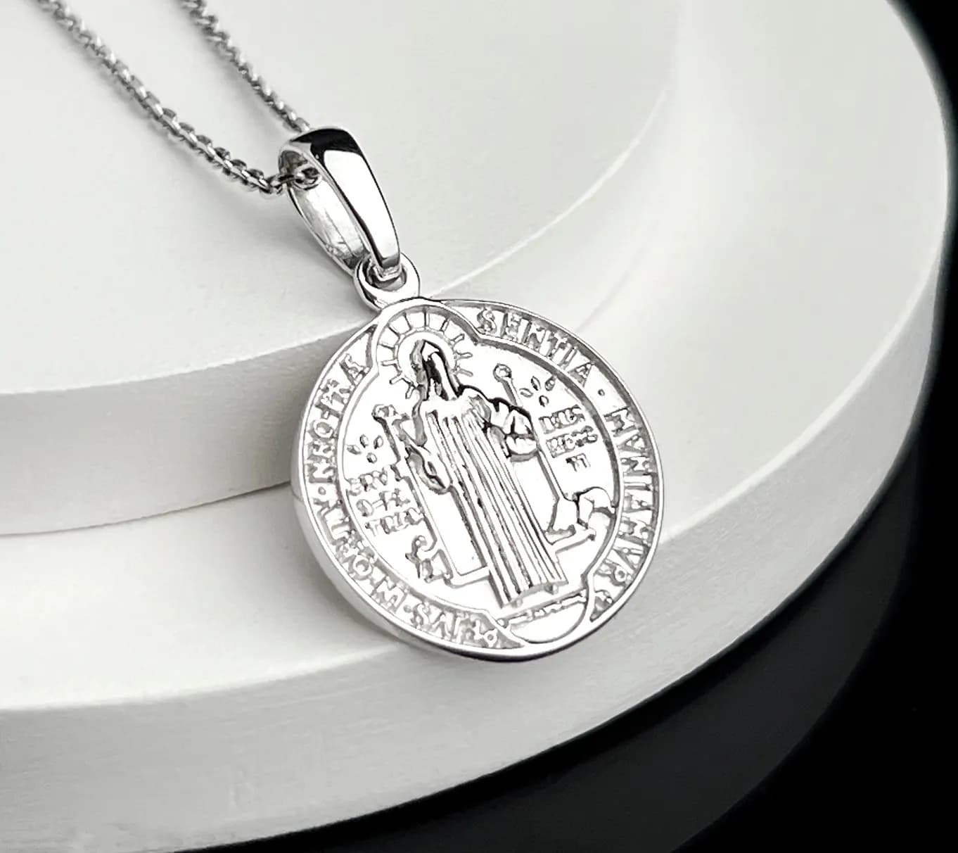 Медальйон св. Бенедикта з білого золота