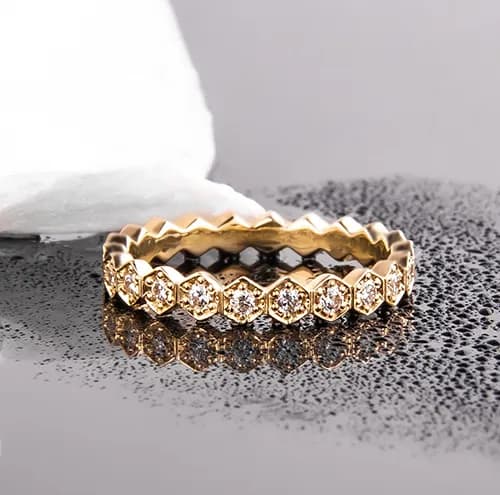 Перстень монобрендовий з цирконієм "Медові соти" з жовтого золота (17)