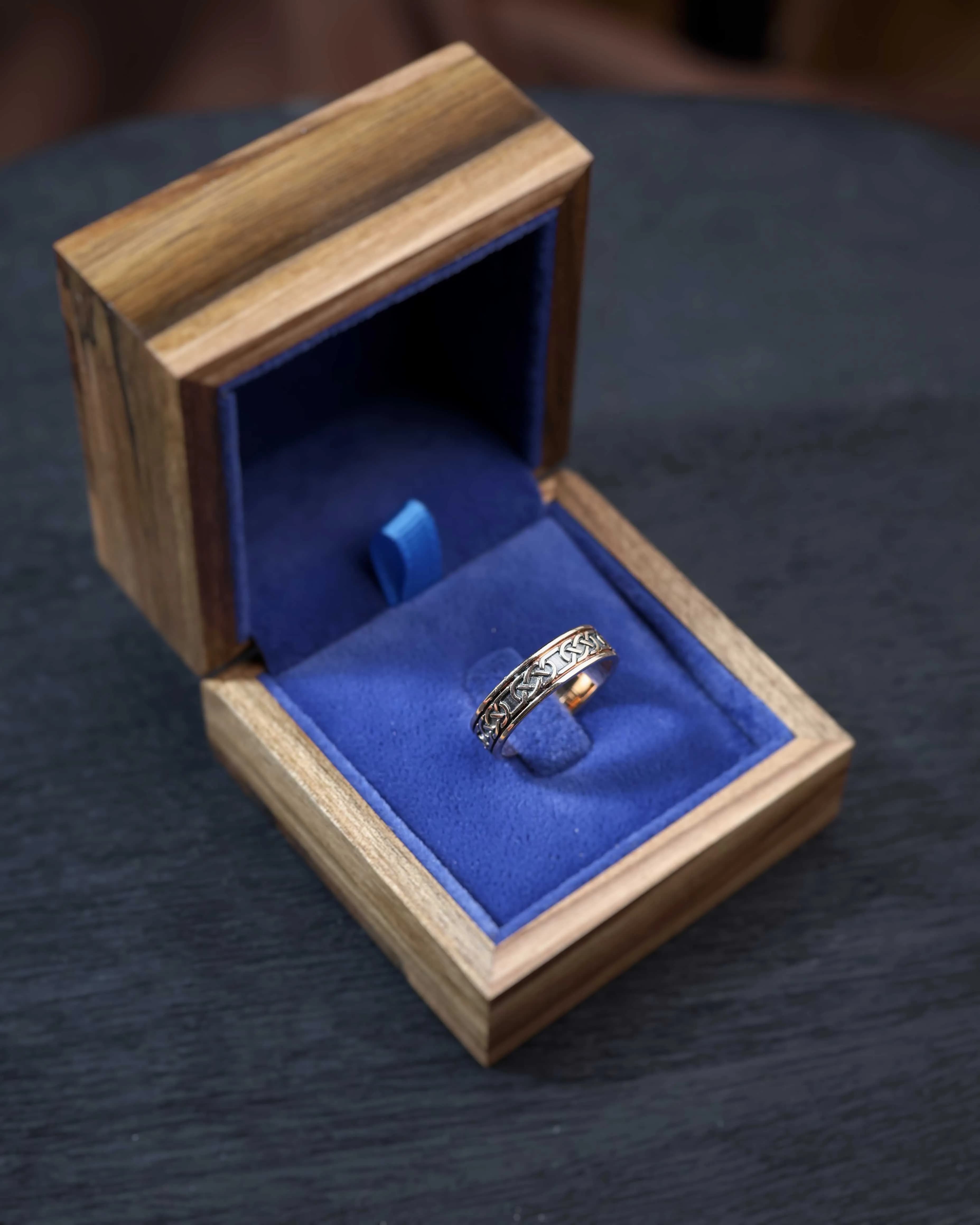 Перстень чоловічий "Магма" з червоного золота 100-0174 MAN (16)