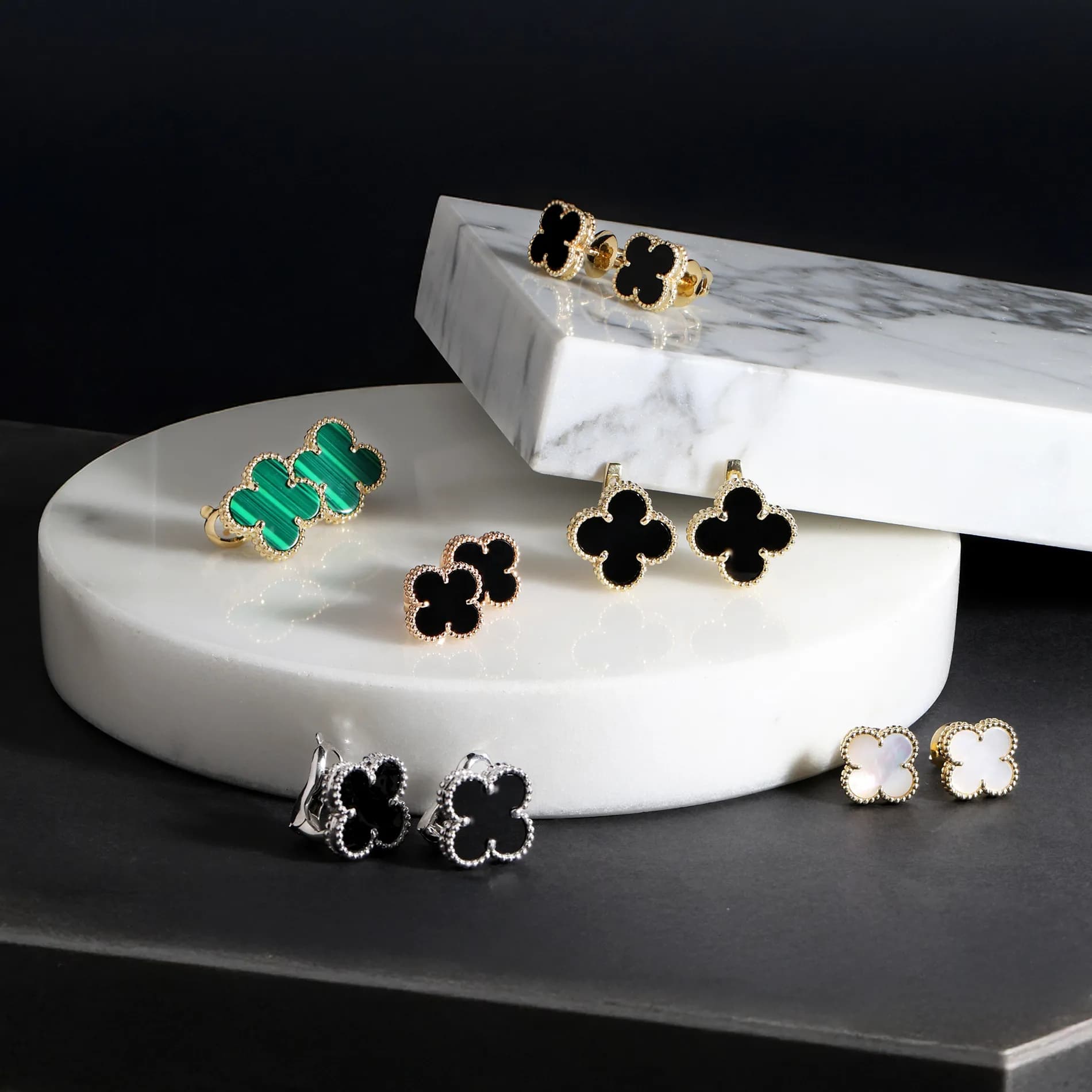 Сережки пусети з агатом з жовтого золота Венеціанська Ніч E4 10mm