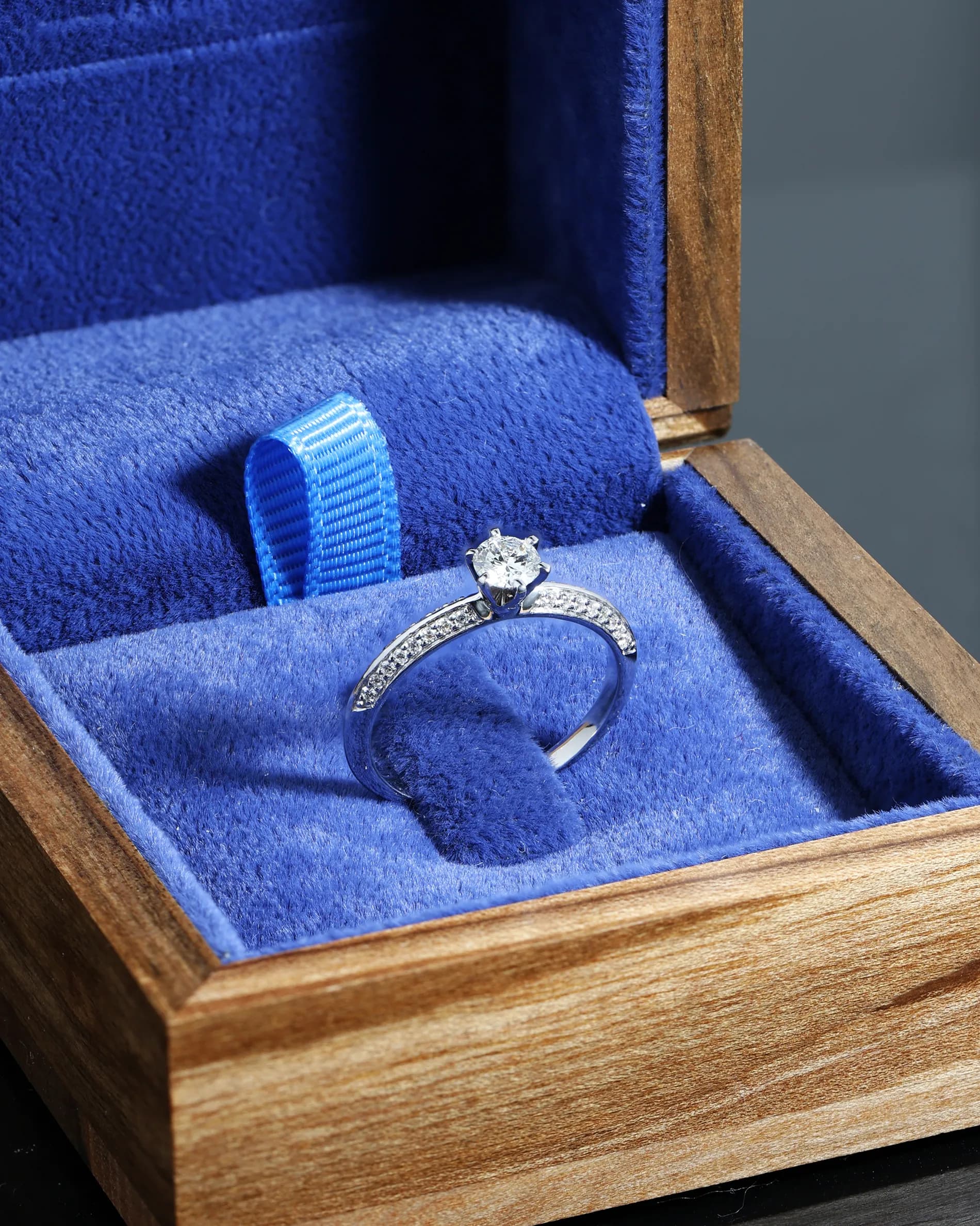 Каблучка з діамантами "Монархія" з білого золота GIA