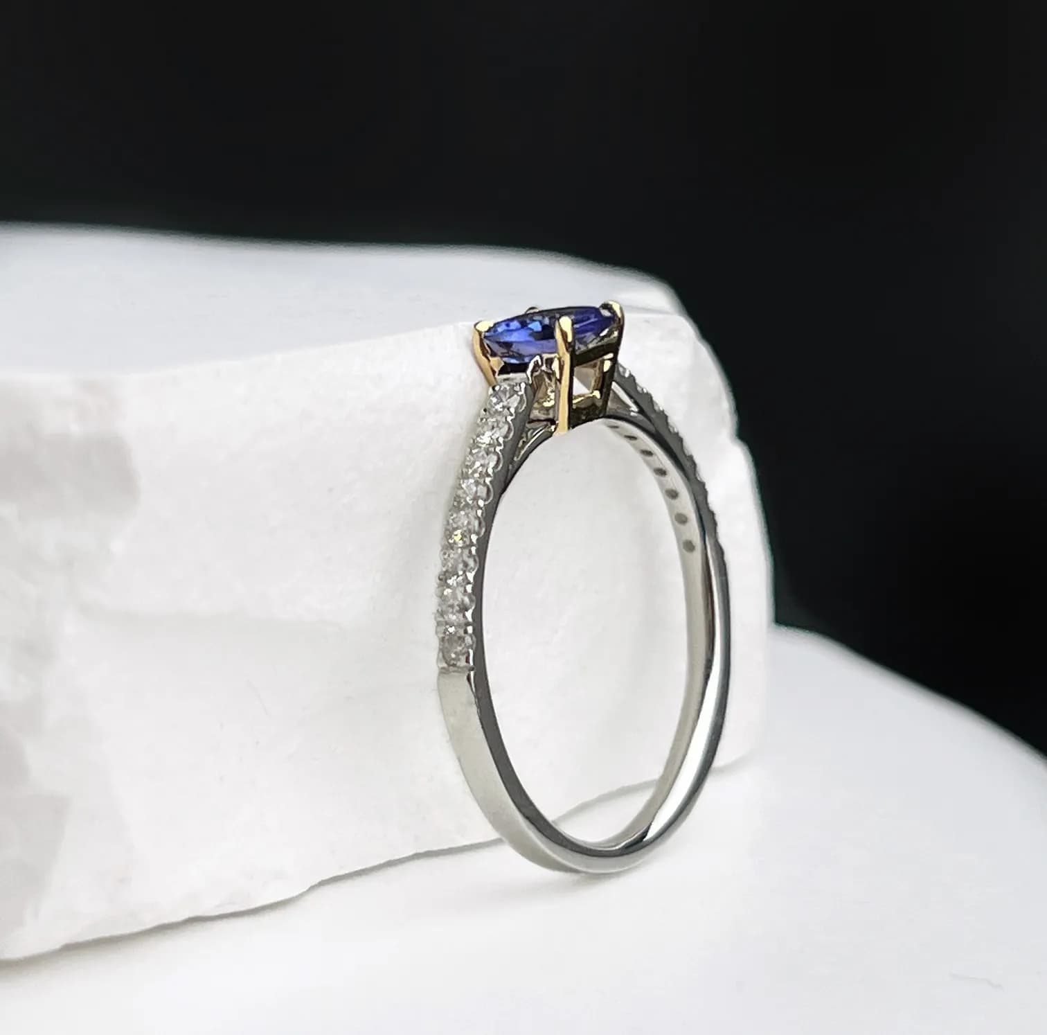 Каблучка з сапфіром та діамантами "Вечірнє сонце" 18k