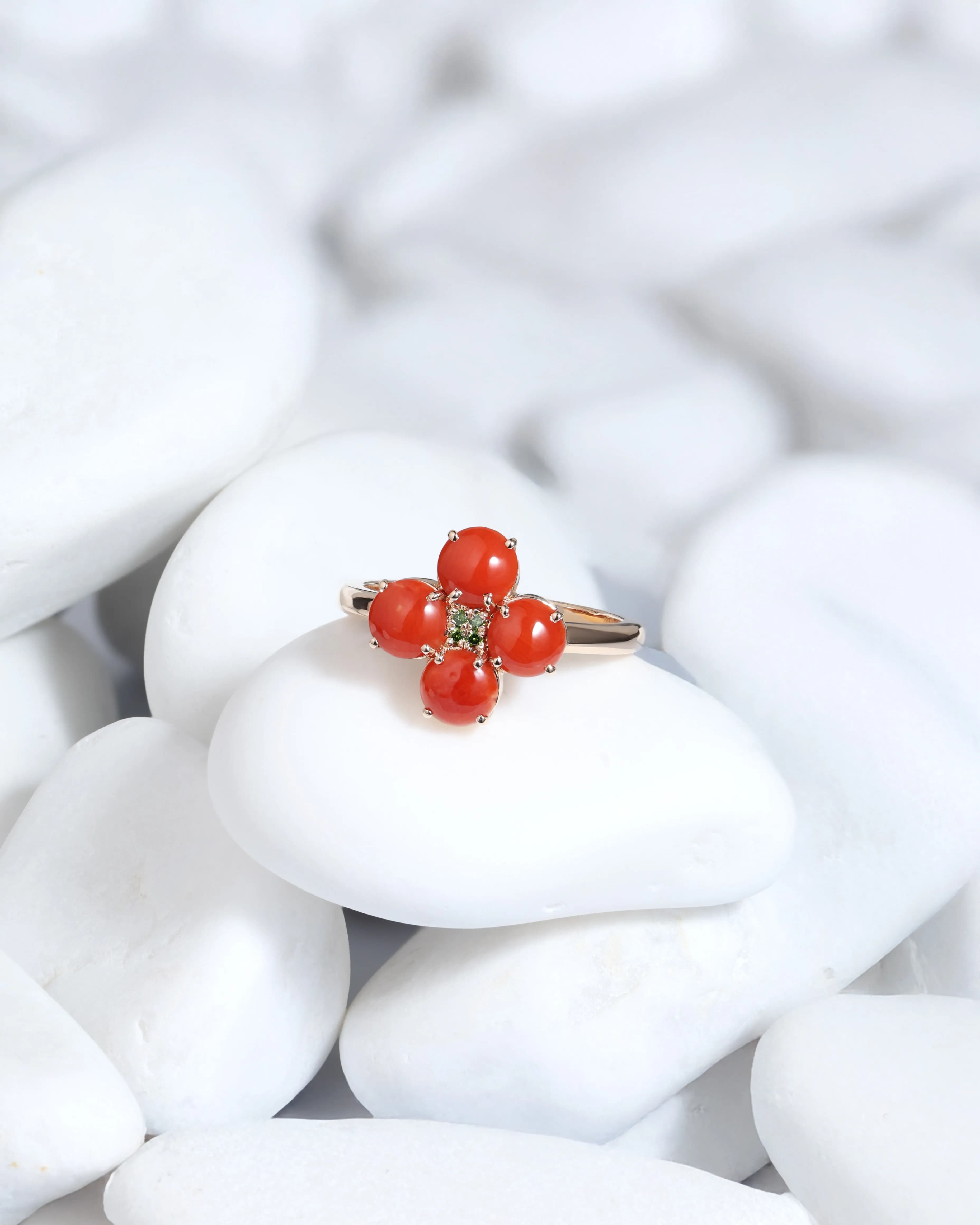 Каблучка з коралом та зеленими діамантами "Bora Bora" coral R29