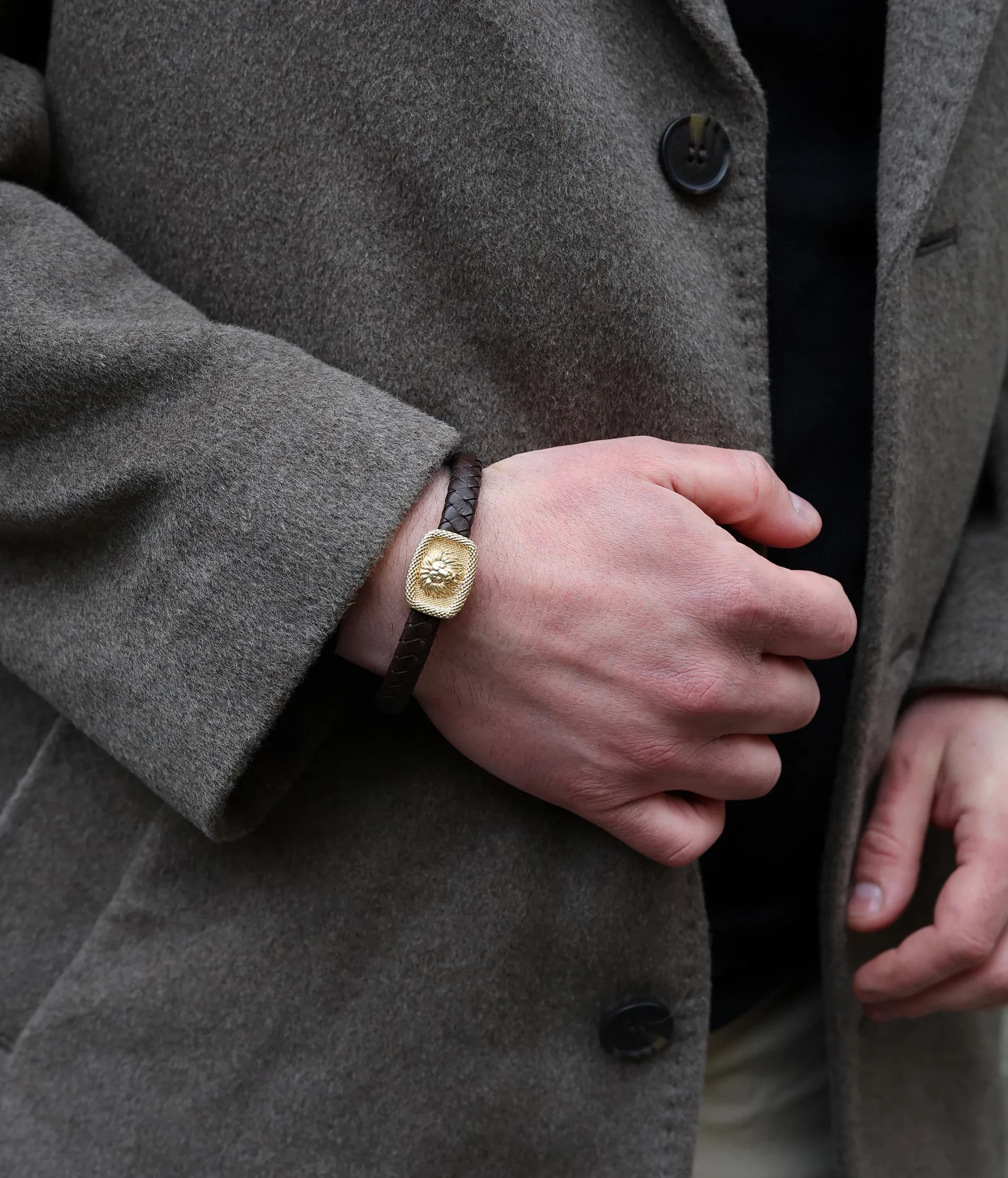 Шкіряний чоловічий браслет з золотими вставками Лев b40 br.