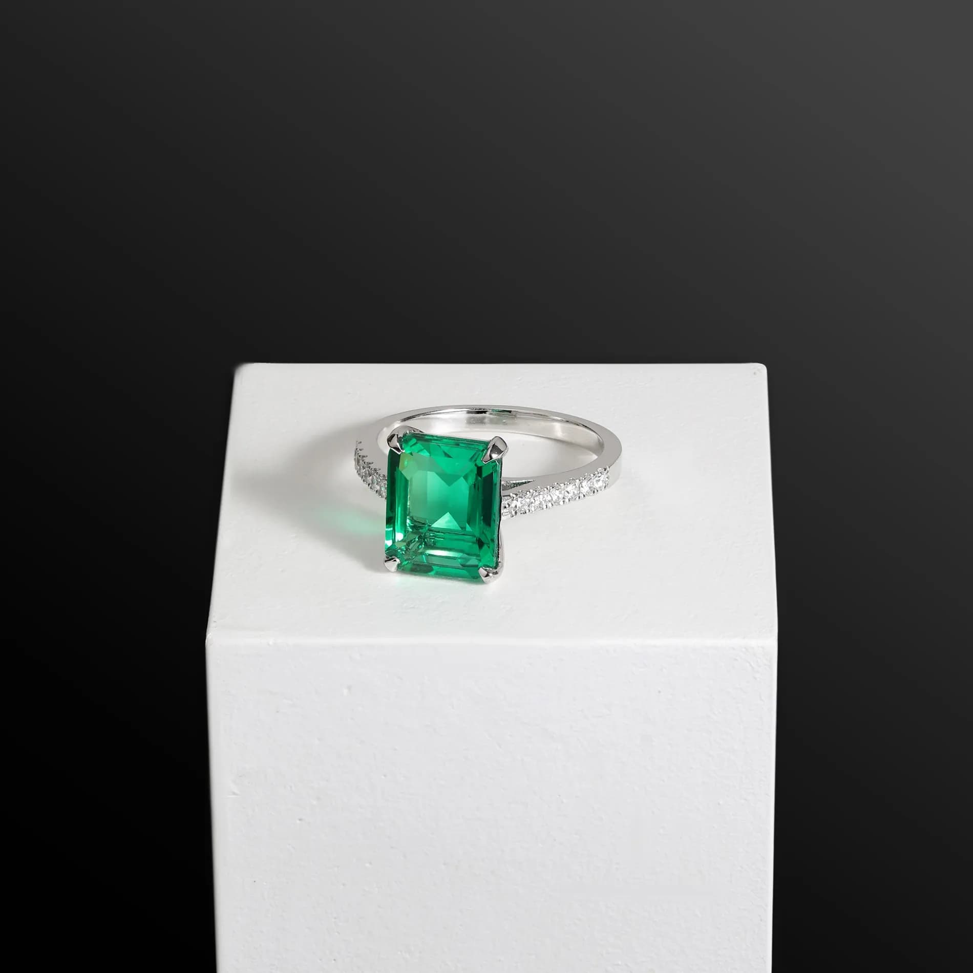 Каблучка зі смарадом з білого золота Heritage R22 8mm Em