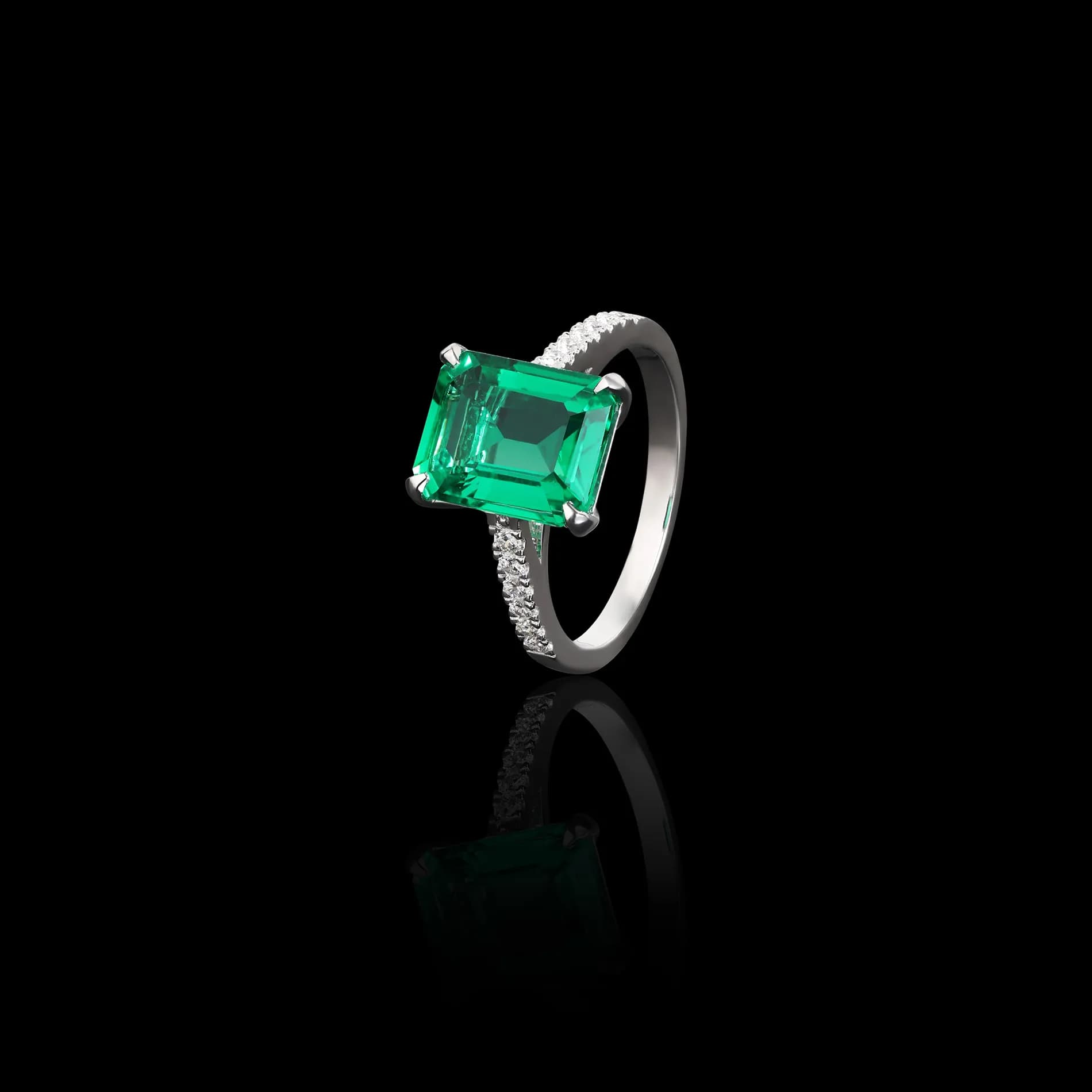 Каблучка зі смарадом з білого золота Heritage R22 8mm Em