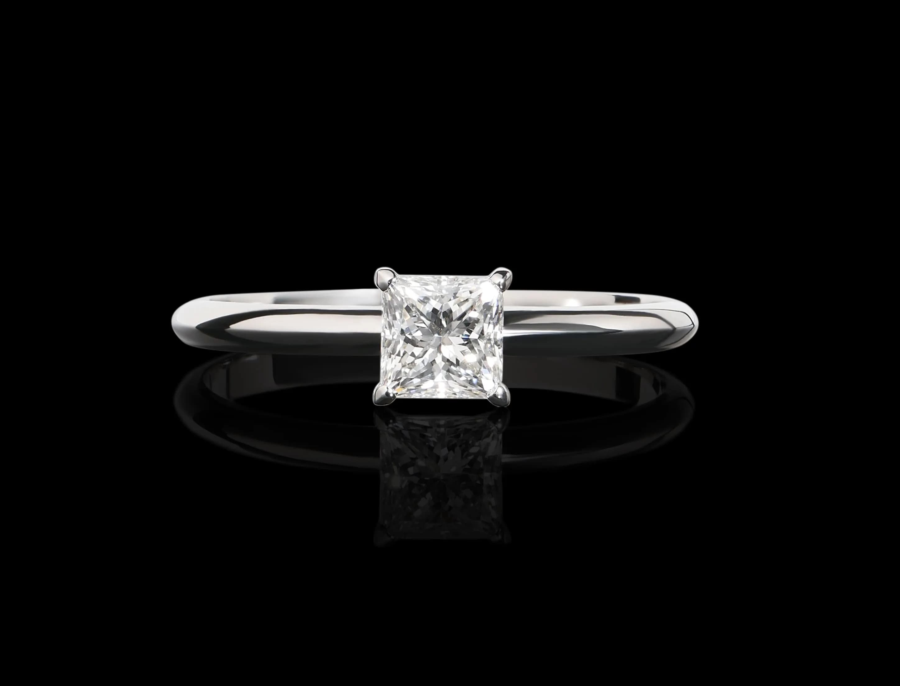 Каблучка з діамантом принцеса 0,50 карат з білого золота 18k