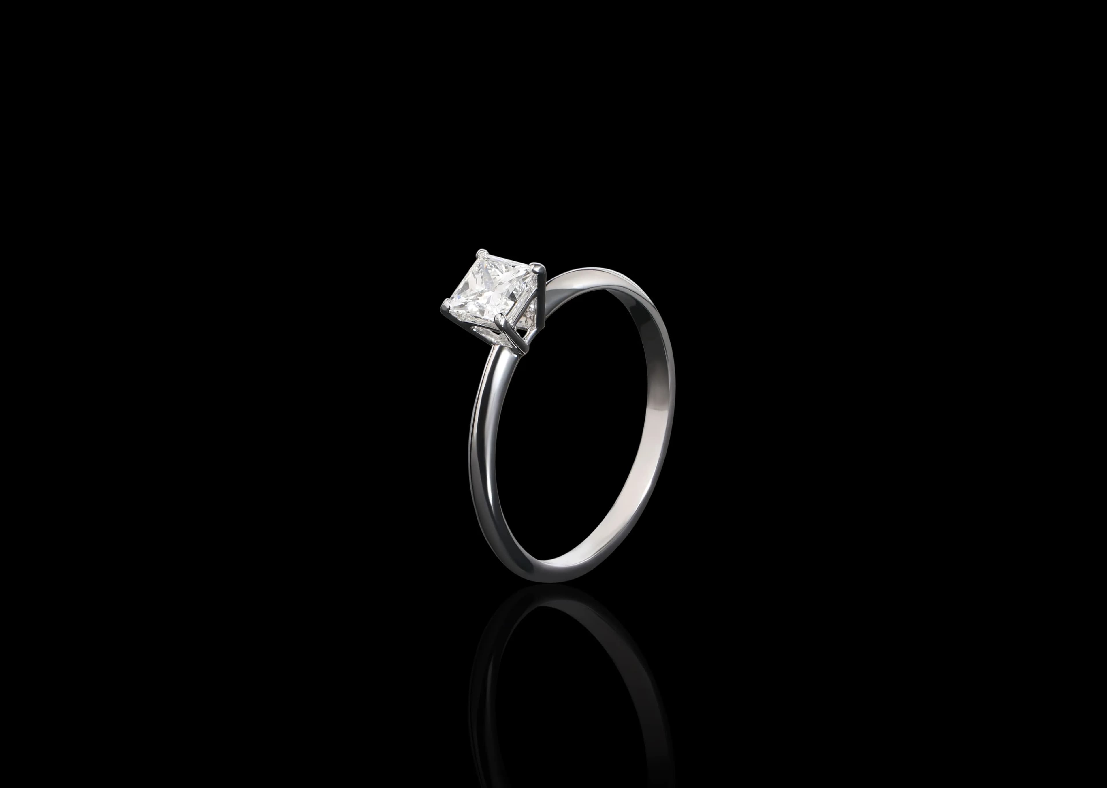 Каблучка з діамантом принцеса 0,50 карат з білого золота 18k