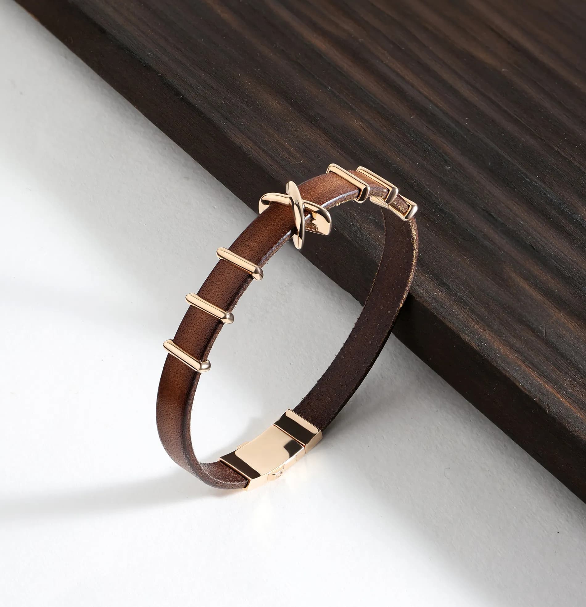 Шкіряний браслет із золотими вставками LBR F B1 04