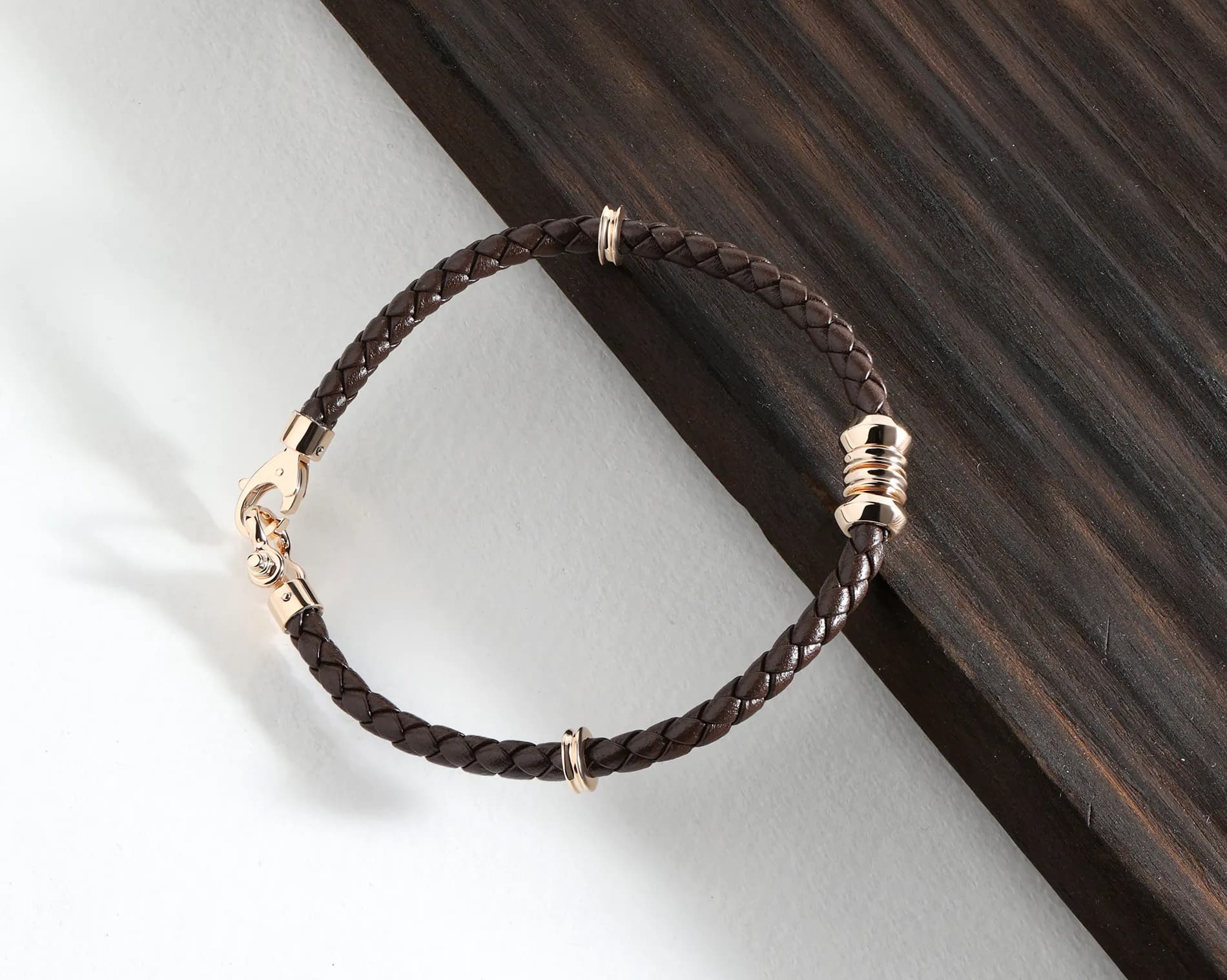 Чоловічий браслет на шкірі із золотими вставками LBR R B1 02