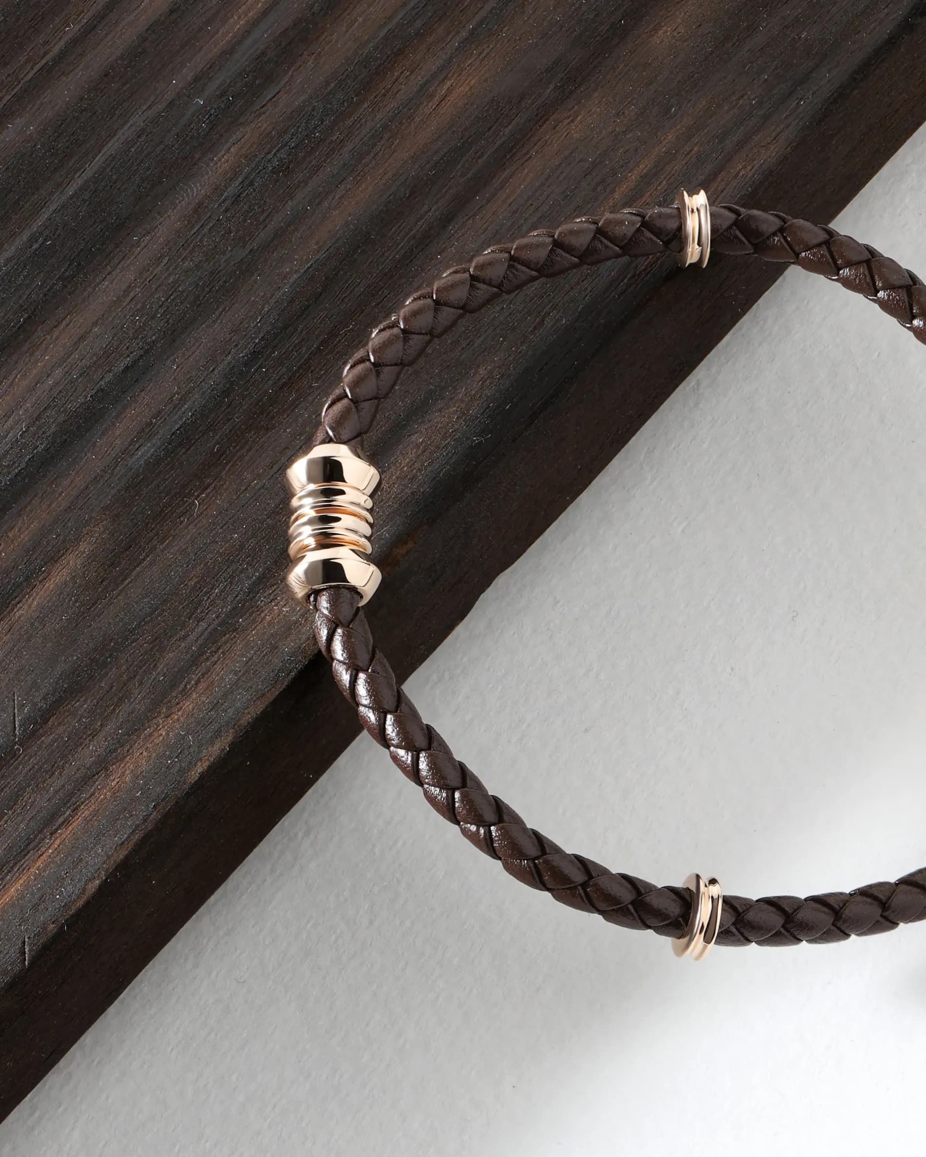 Чоловічий браслет на шкірі із золотими вставками LBR R B1 02