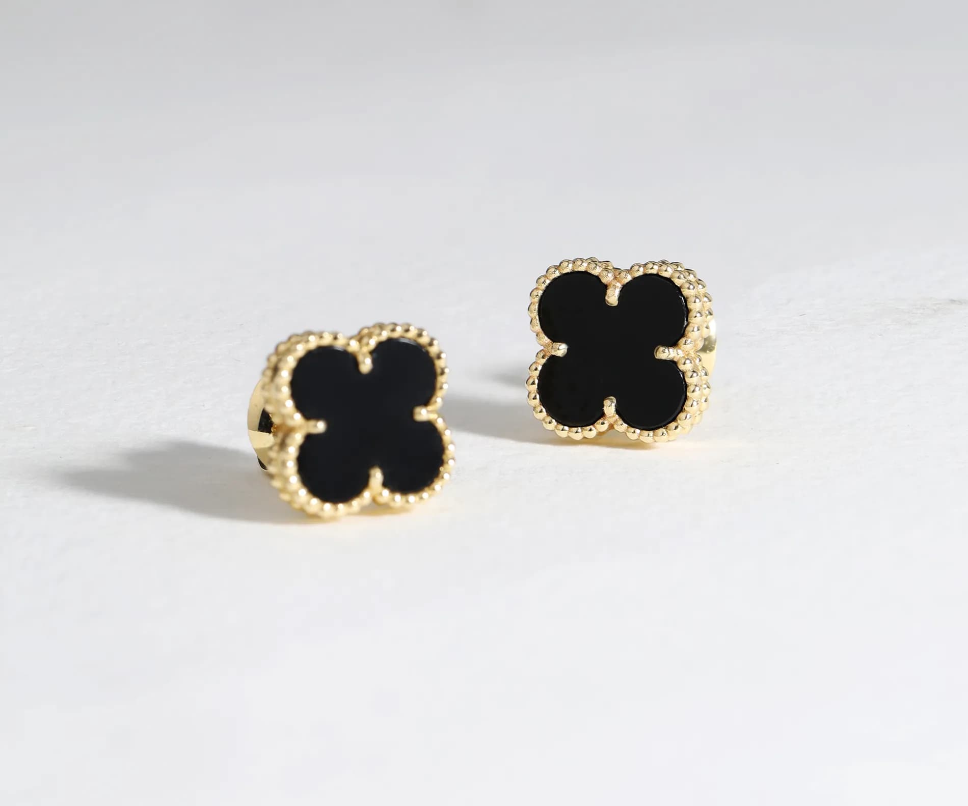 Сережки пусети з агатом з жовтого золота Венеціанська Ніч E4 10mm