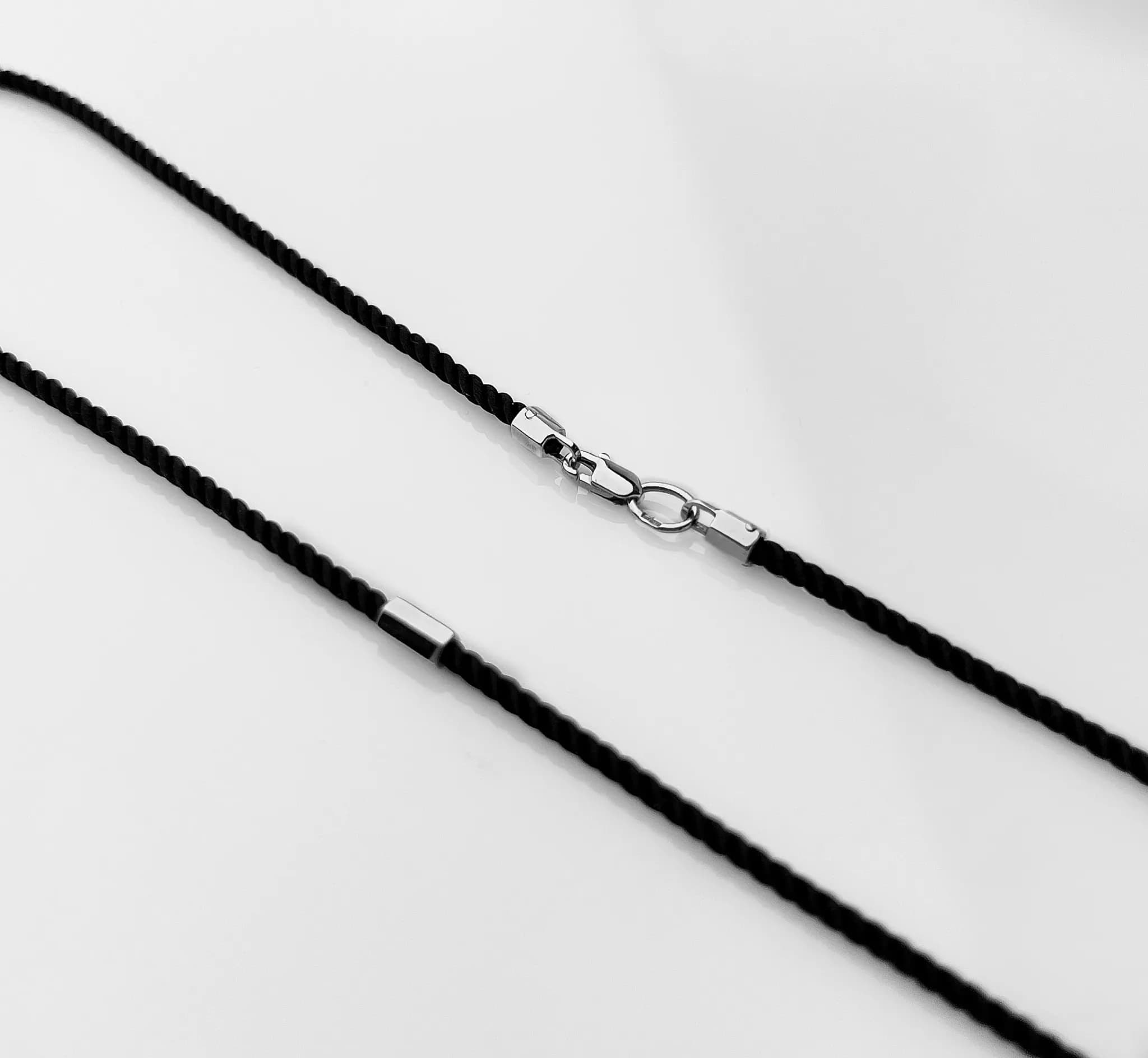 Шовковий шнурок з золотими вставками з білого золота Silk moderne N02 2mm (55)