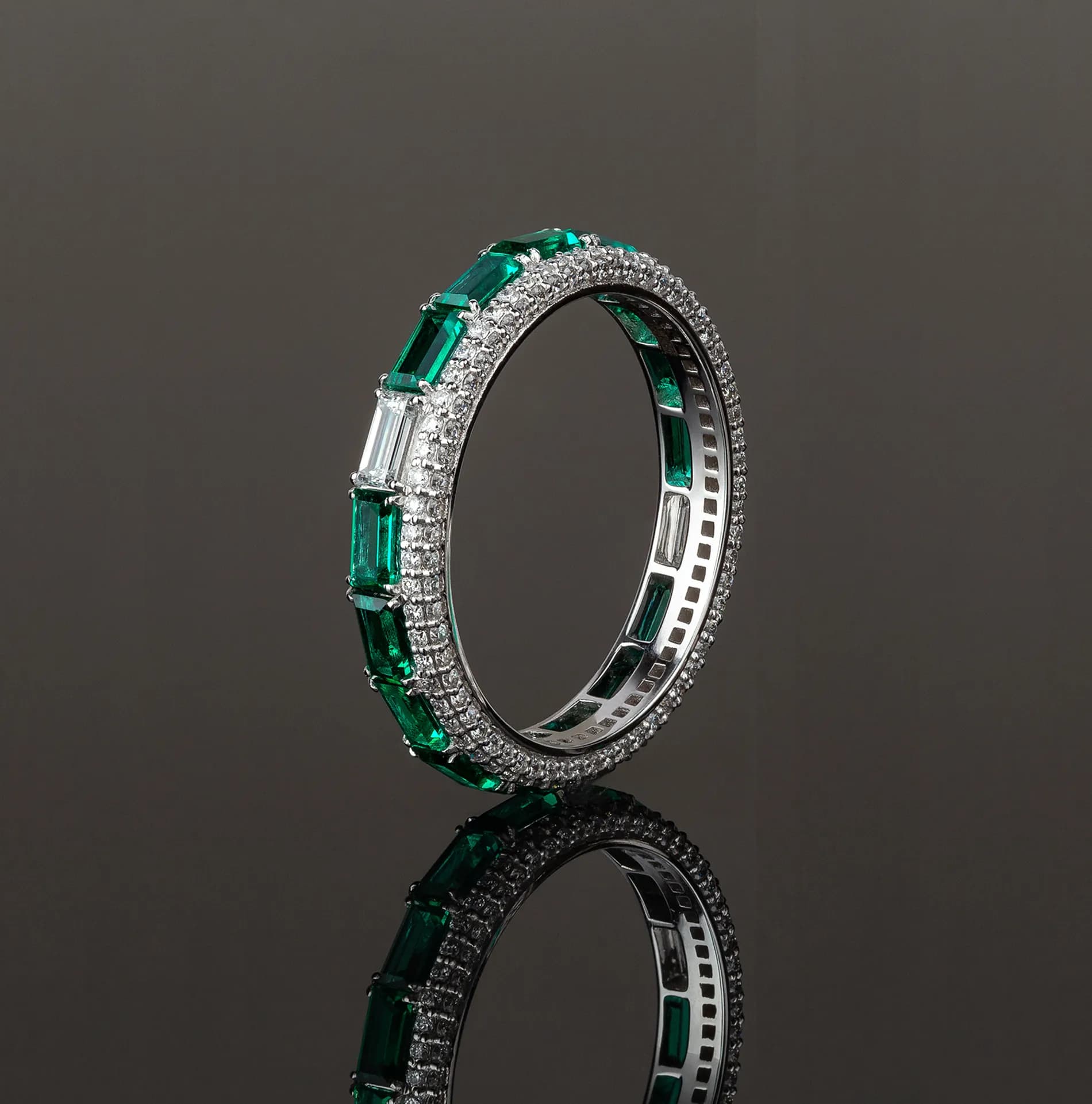 Перстень зі смарагдами з білого золота Indigo R29 emerald