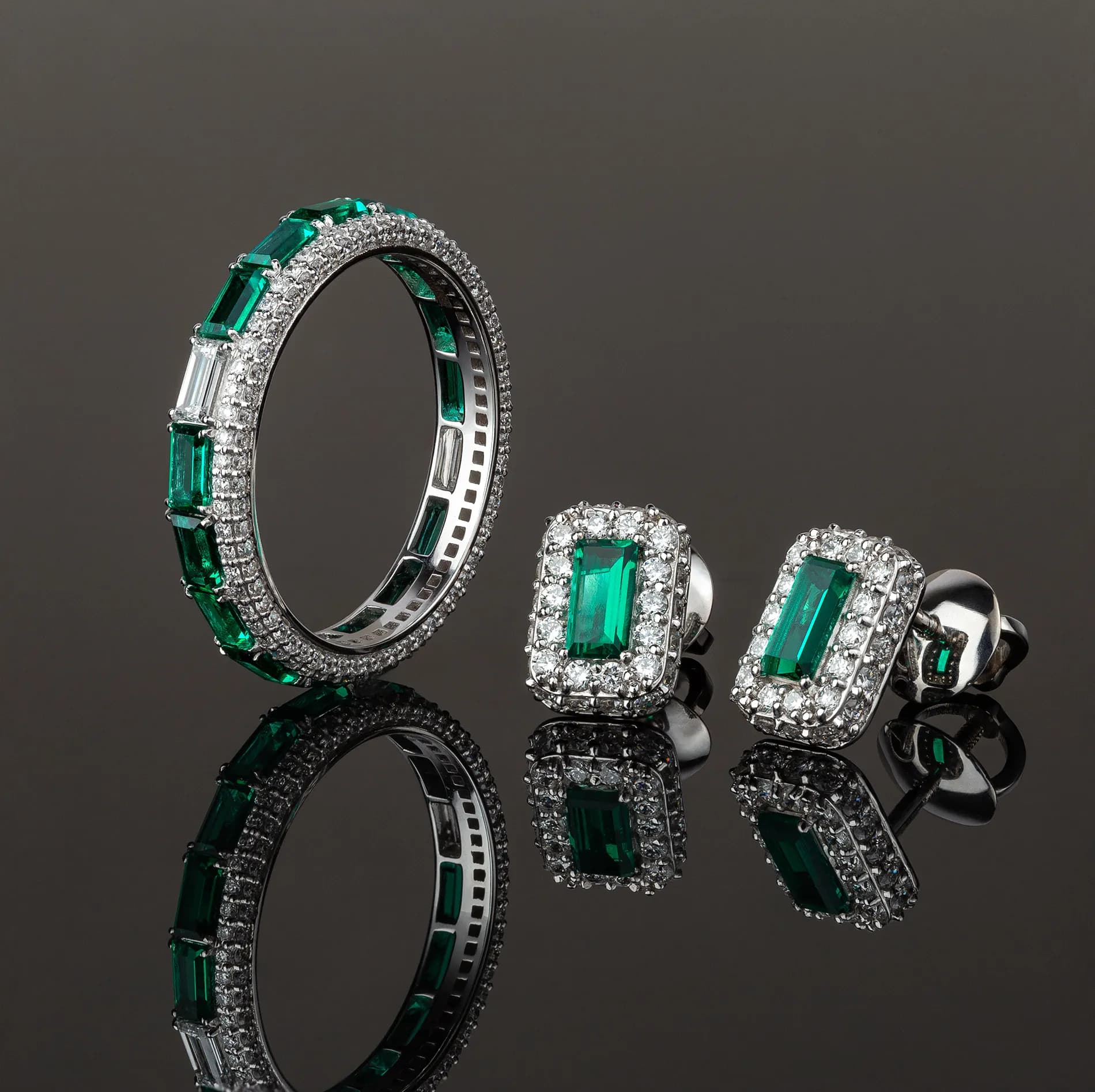 Перстень зі смарагдами з білого золота Indigo R29 emerald