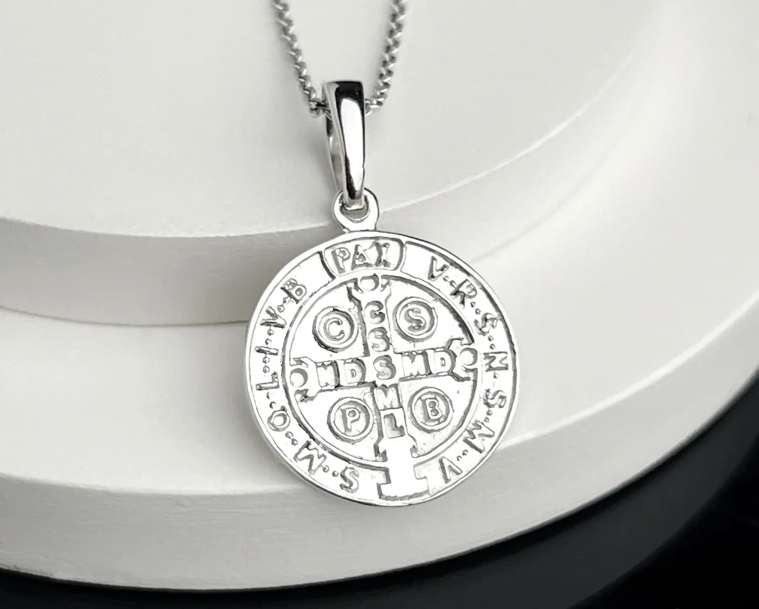 Медальйон св. Бенедикта з білого золота