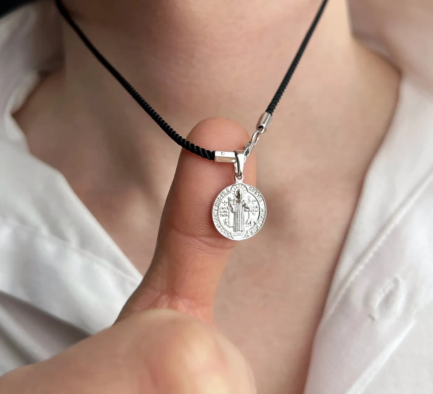 Медальйон св. Бенедикта з білого золота