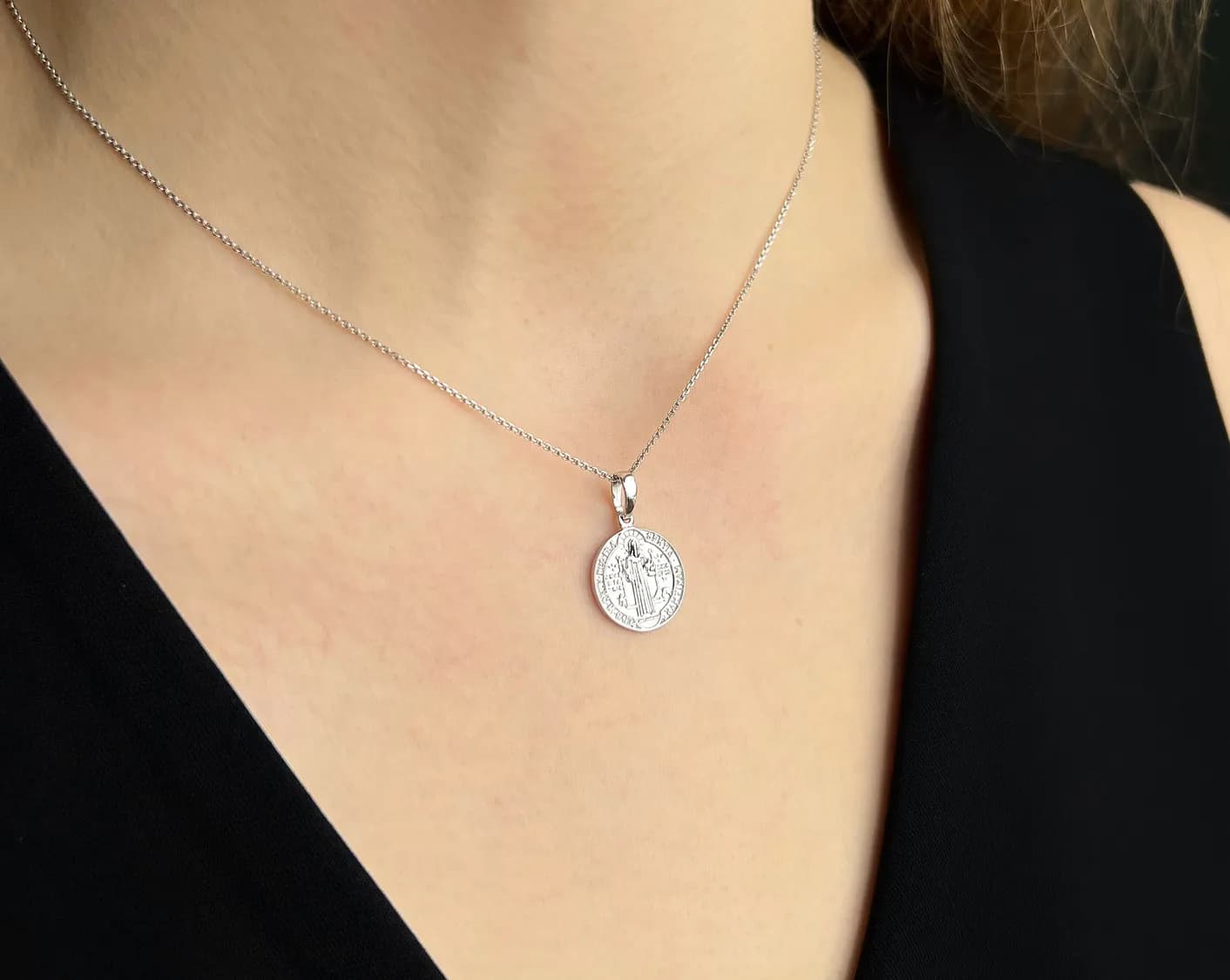 Медальйон св. Бенедикта з білого золота
