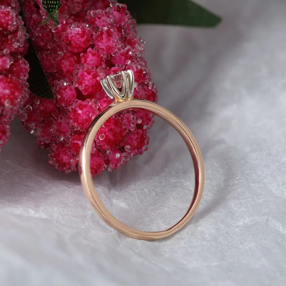 Каблучка з діамантом  ``Diamond`s forever`` з комбінованого золота 313-0379 (17,5), фото 3