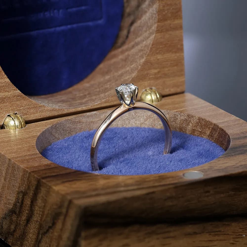 Каблучка з діамантом ``Adeline`` з комбінованого золота 313-0380 3.6 0,20 (17,5)